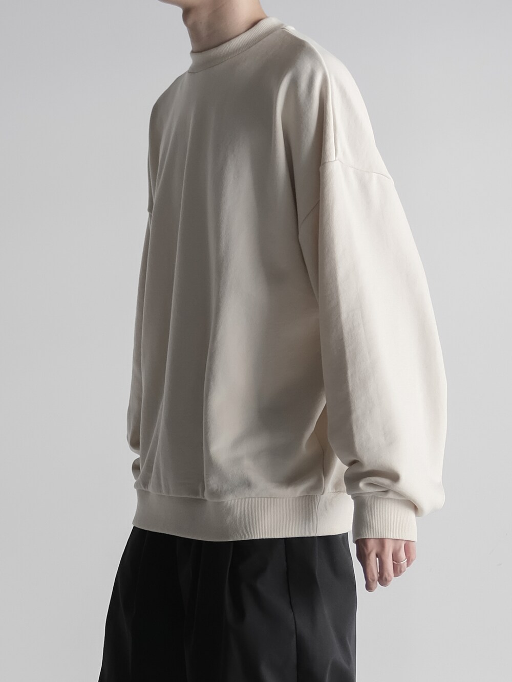 「スウェット、シンプル、シンプルコーデ、低身長コーデ、オトナカジュアル、RUUBON、ルーボン、だから秋服が好き」｜「RUUBONの【RUUBON】wide crew neck sweat / ワイドクルーネックスウェット（スウェット、ホワイト系）」を使った、hopeさん（メンズ・168cm）の秋コーディネートの5枚目の写真
