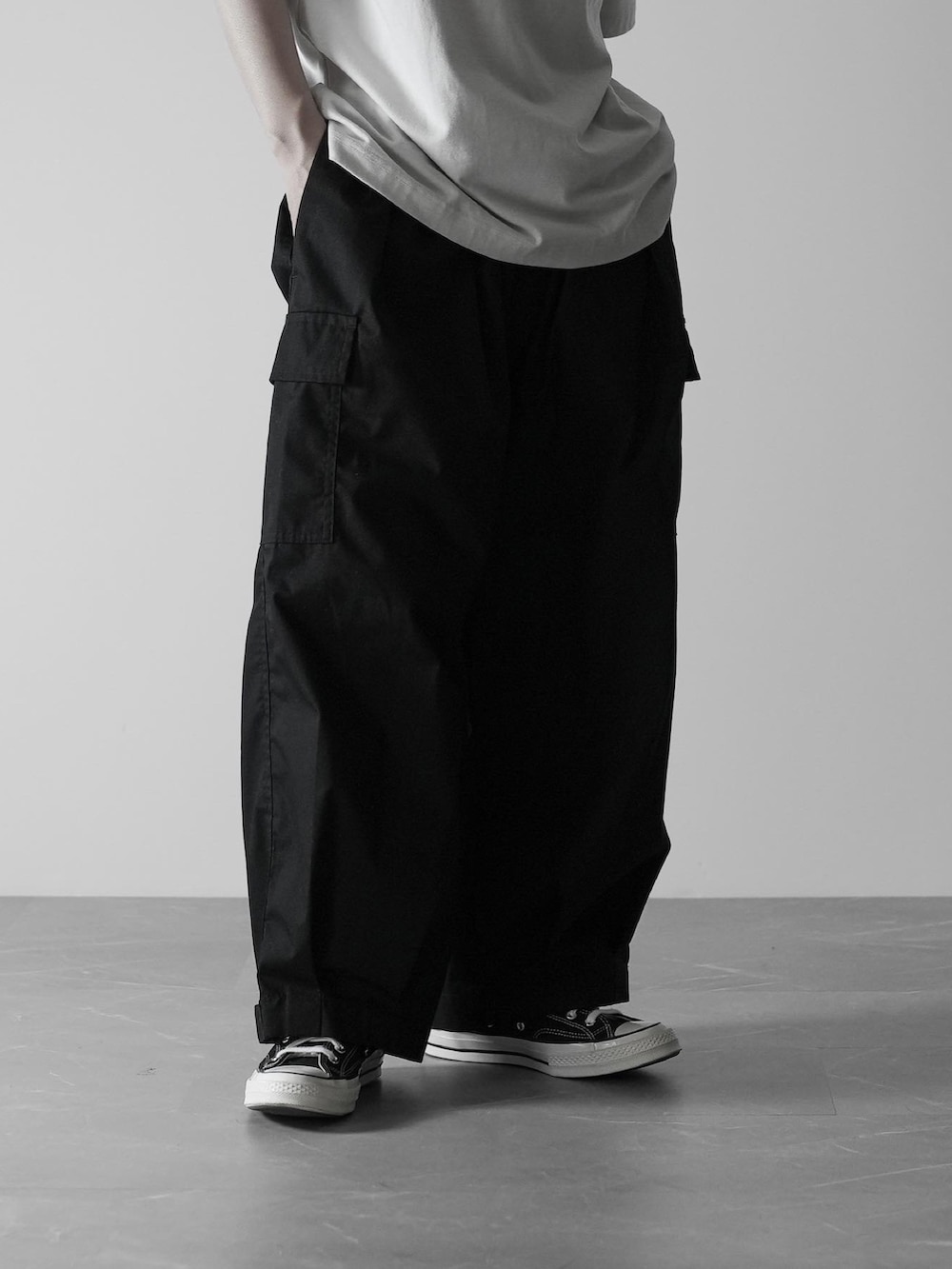 「RUUBON、ルーボン、ビッグT、カーゴパンツ、黒、converse、シンプルコーデ、シンプル、シンプルスタイル、シンプルカジュアル、春夏コーデ、モノトーンコーデ、カジュアルコーデ、ミニマル、ビッグシルエット」｜「RUUBONの【RUUBON】rustic basic big Tee / ラスティック ベーシック ビッグ Tシャツ（Tシャツ/カットソー、ホワイト系）」を使った、hopeさん（メンズ・168cm）の春コーディネートの4枚目の写真