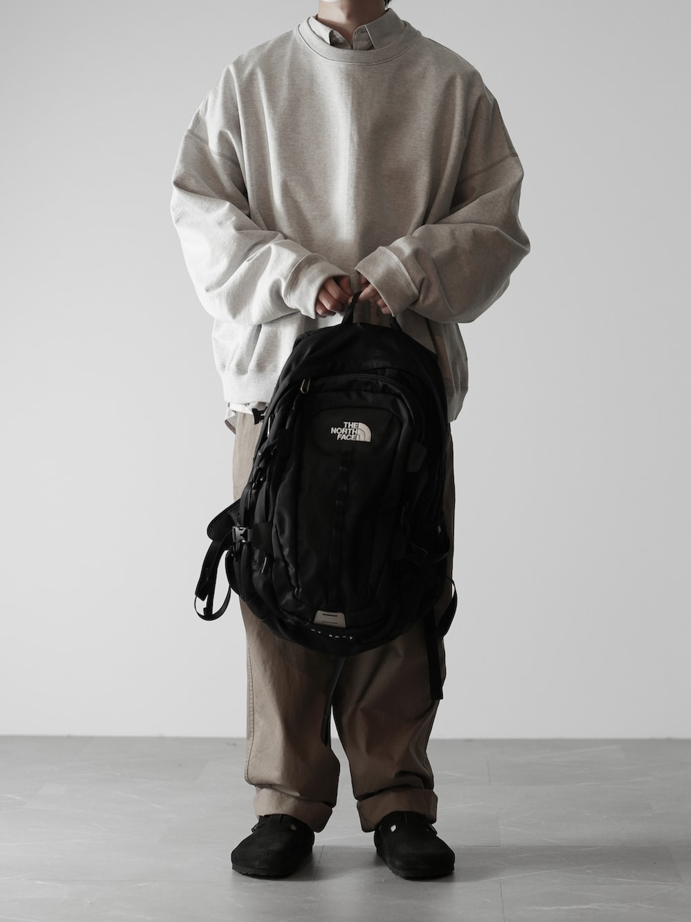 「RUUBON、ルーボン、スウェット、シャツ、チノパン、birkenstock、MARKAWARE、MHL.、リラックススタイル、ゆるコーデ、オトナカジュアル、シンプルコーデ、シンプル、シンプルスタイル、今日のコーデ」｜「markawareの【MARKAWARE / マーカウェア】HUGE SWEAT SHORT / ヒュージスウェットショート（スウェット、グレー系）」を使った、hopeさん（メンズ・168cm）の冬コーディネートの5枚目の写真
