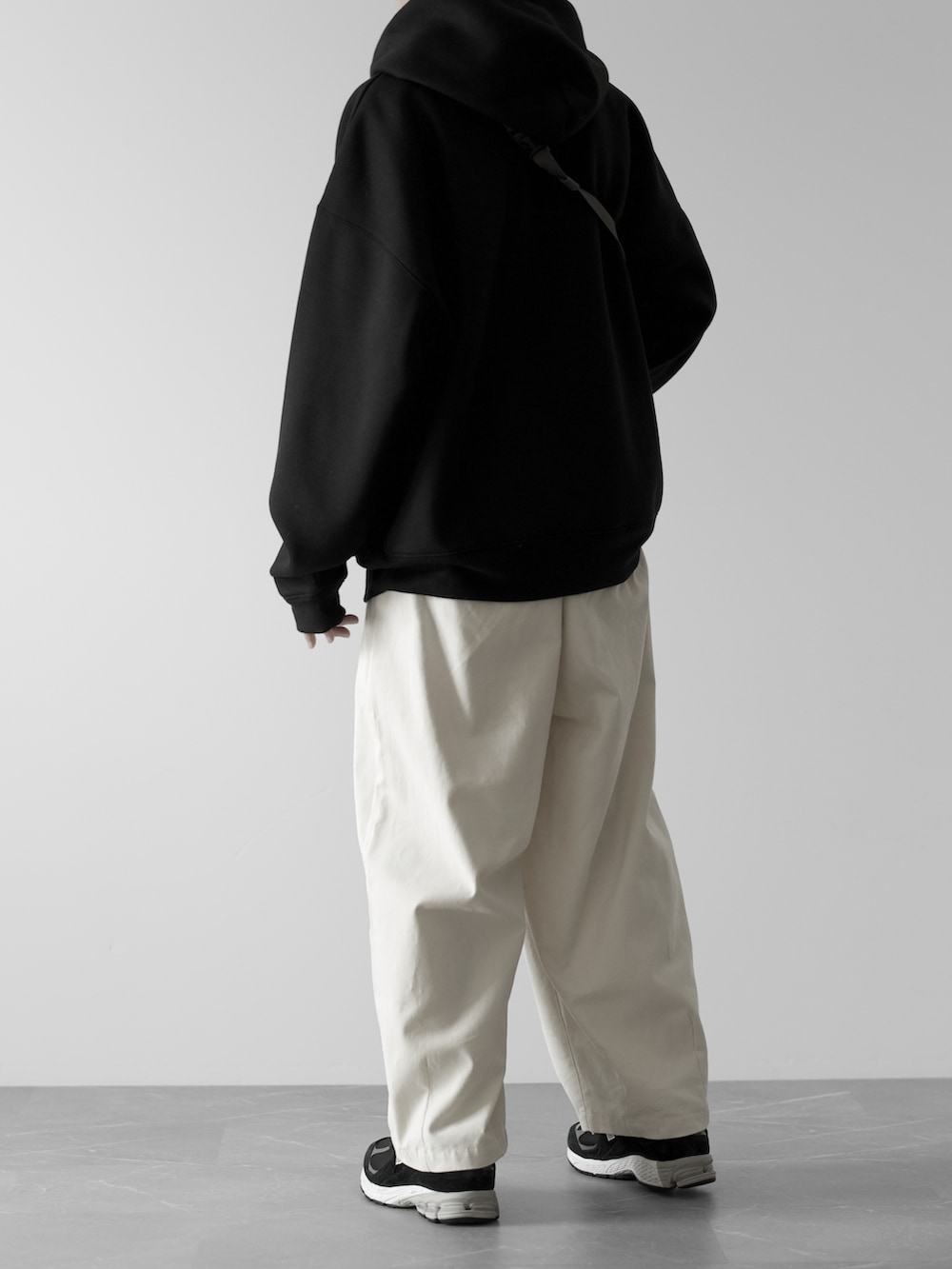 「RUUBON、ルーボン、秋服まるっと大公開、パーカー、ハーフジップ、パーカーコーデ、モノトーンコーデ、DAIWAPIER39、New Balance、秋服、秋冬コーデ、秋コーデ、秋、秋冬、シンプルコーデ」｜「RUUBONの【RUUBON】half zip heavy weight parka / ハーフジップ ヘビーウエイトパーカー（パーカー、ブラック系）」を使った、hopeさん（メンズ・168cm）の秋コーディネートの4枚目の写真