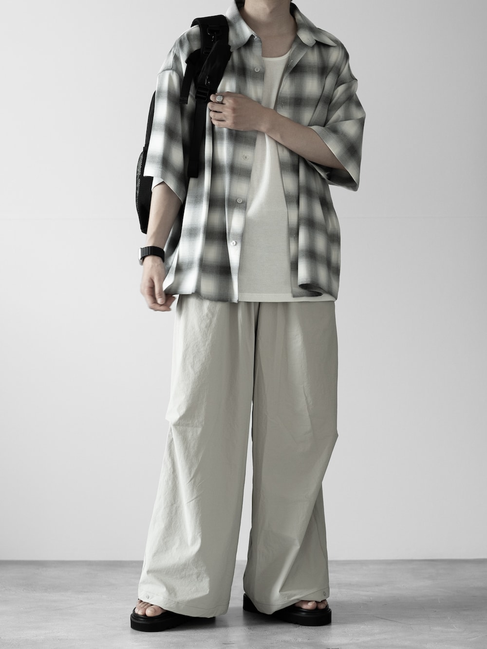 hopeさんの「【RUUBON】TR regular color shirt / TR レギュラーカラーシャツ（RUUBON）」を使ったコーディネートの2枚目の写真