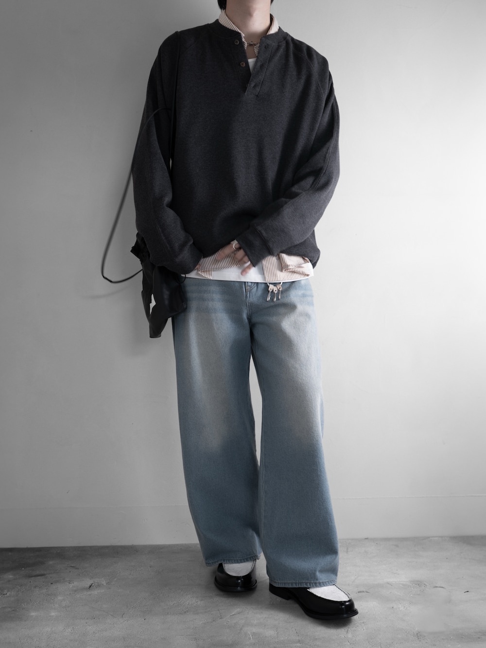 ホワイト系のシャツ/ブラウス、ブルー系のデニムパンツ、ブラック系のローファーを着用したメンズの夏コーディネートの4枚目の写真