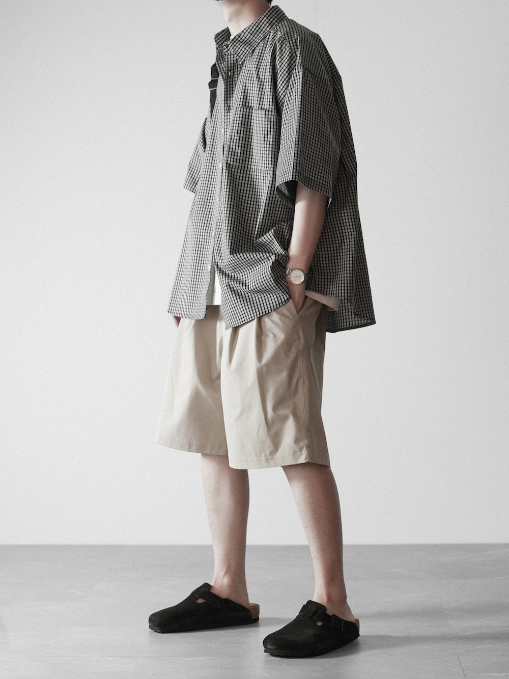 「RUUBON、ルーボン、シャツ、シャツスタイル、ハーフパンツ、ショートパンツ、ショルダーバッグ、birkenstock、シンプルコーデ、シンプル、シンプルスタイル、夏コーデ、夏、リラックススタイル、休日コーデ」｜「RUUBONの【RUUBON】half sleeve broad shirt / ハーフスリーブ ブロードシャツ（シャツ/ブラウス、ホワイト系）」を使った、hopeさん（メンズ・168cm）の春コーディネートの2枚目の写真