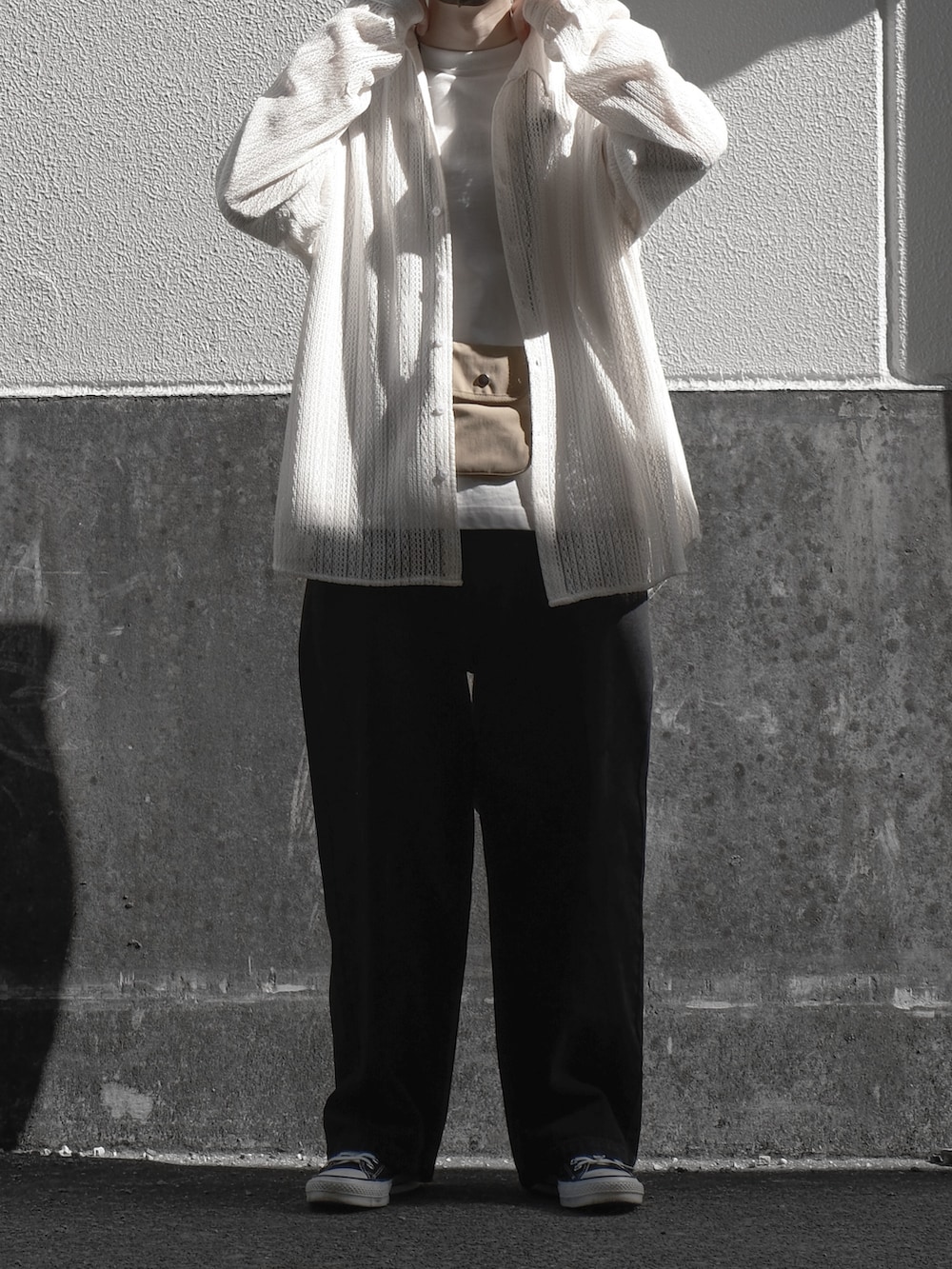 ホワイト系のシャツ/ブラウス、ホワイト系のTシャツ/カットソー、ブラック系のデニムパンツを着用したメンズの冬コーディネートの4枚目の写真