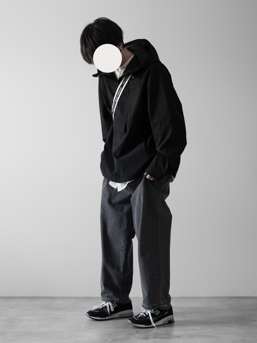 「RUUBON、ルーボン、アノラックパーカー、アノラック、シアーシャツ、デニム、ワイドデニム、New Balance、beautiful people、今日のコーデ、モノトーンコーデ、春コーデ、春、お出かけコーデ、低身長コーデ」｜「RUUBONの【RUUBON】 tech half zip anorak parka / テック ハーフジップ アノラックパーカー（ブルゾン、ブラック系）」を使った、hopeさん（メンズ・168cm）の春コーディネートの2枚目の写真