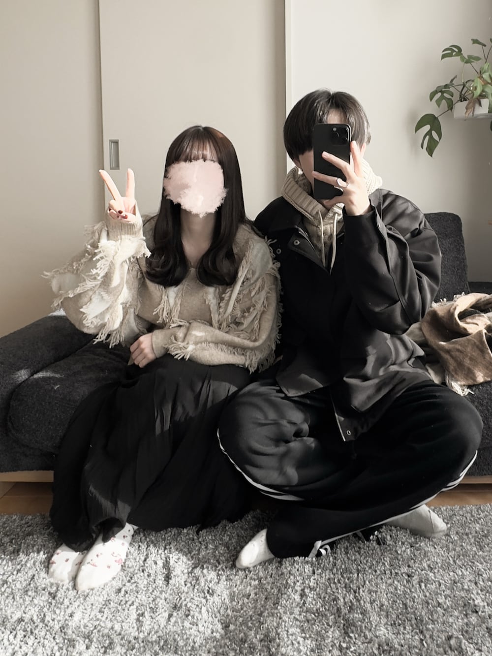 ブラック系のブルゾン、ホワイト系のパーカー、ブラック系のスウェットパンツを着用したメンズの冬コーディネートの2枚目の写真