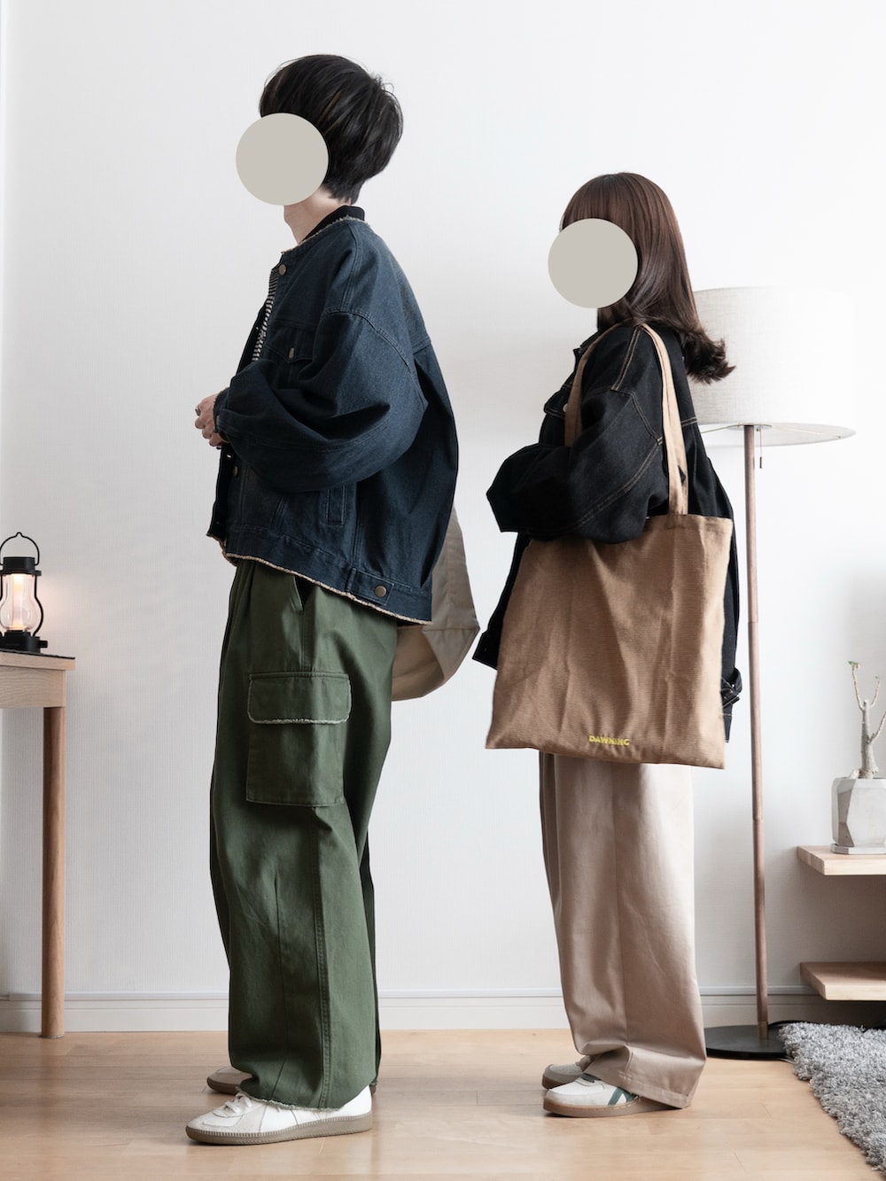 「春めき満開コーデ、RUUBON、ルーボン、カーゴパンツ、デニムジャケット、チノパン、ショルダーバッグ、レイヤードスタイル、春コーデ、スニーカー、ワイドパンツ、デニム、春色、大人カジュアル、低身長コーデ」｜「RUUBONの【RUUBON】no collar fringe denim jacket / ノーカラーフリンジデニムジャケット（デニムジャケット、ブルー系）」を使った、hopeさん（メンズ・168cm）の春コーディネートの3枚目の写真