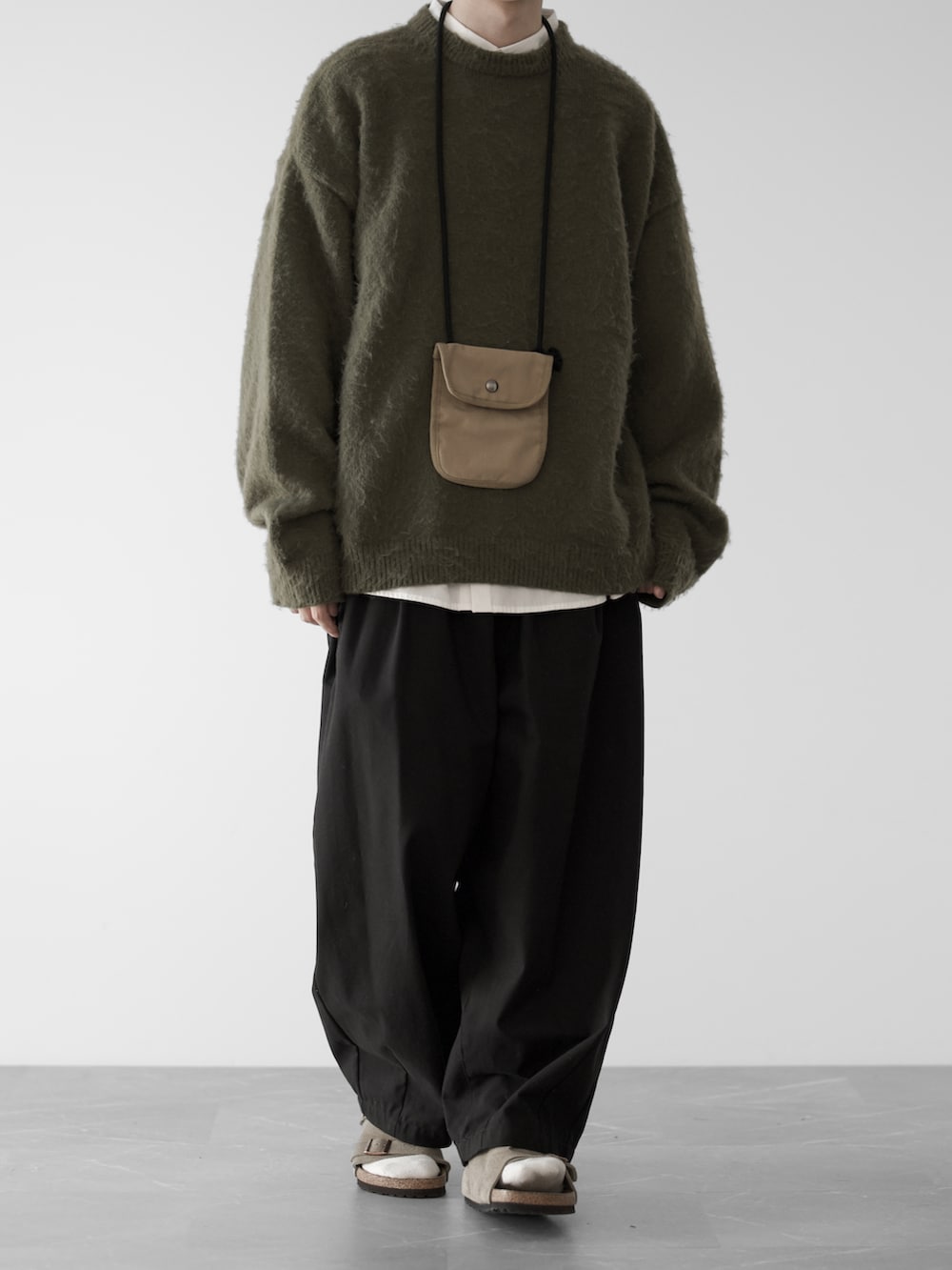 「RUUBON、ルーボン、シャギーニット、クルーネックニット、モヘアニット、シャツスタイル、birkenstock、冬、冬服、冬コーデ、秋冬コーデ、秋冬、ゆるコーデ、シンプルコーデ、シンプル」｜「RUUBONの【RUUBON】 crew neck shaggy knit / クルーネック シャギーニット（ニット/セーター、グリーン系）」を使った、hopeさん（メンズ・168cm）の秋コーディネートの3枚目の写真