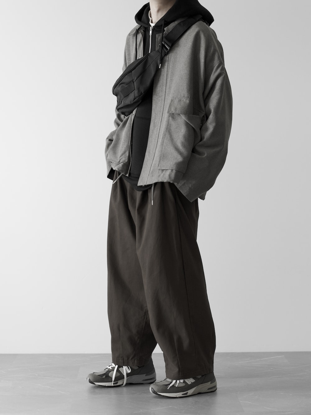 「RUUBON、ルーボン、ミリタリージャケット、ハーフジップ、パーカー、プルオーバーパーカー、ボディバッグ、ワイドパンツ、New Balance、秋冬コーデ、秋服、秋、秋コーデ、シンプルコーデ、シンプル」｜「RUUBONの【RUUBON】polyester military jacket / ポリエステル ミリタリージャケット（ブルゾン、グレー系）」を使った、hopeさん（メンズ・168cm）の秋コーディネートの2枚目の写真