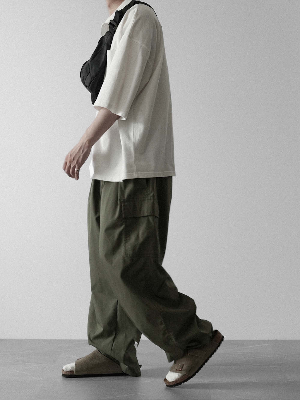 「RUUBON、ルーボン、ポロシャツ、ボディバッグ、カーゴパンツ、birkenstock、リラックススタイル、リラックス、夏コーデ、夏、シンプルコーデ、シンプル、シンプルスタイル、オーバーサイズ、低身長コーデ」｜「RUUBONの【RUUBON】moss stitch polo shirt / モスステッチ ポロシャツ（ポロシャツ、ホワイト系）」を使った、hopeさん（メンズ・168cm）の夏コーディネートの4枚目の写真