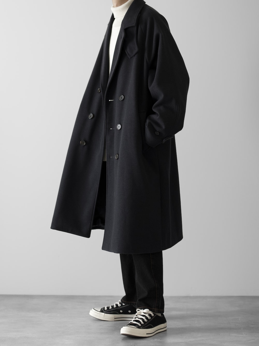 「RUUBON、ルーボン、チェスターコート、ロングコート、タートルネック、マフラー、converse、きれいめカジュアル、大人カジュアル、オトナカジュアル、低身長コーデ、デートコーデ、冬コーデ、冬、お出かけコーデ」|「RUUBONの【RUUBON】 relax turtle neck knit / リラックス タートルネック ニット(ニット/セーター、ホワイト系)」を使った、hopeさん(メンズ・168cm)の冬コーディネートの4枚目の写真