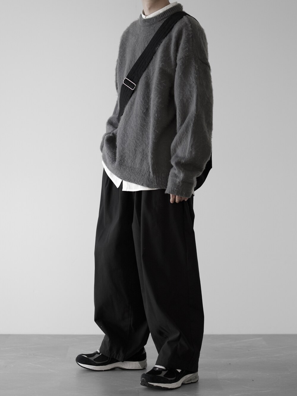 「RUUBON、ルーボン、シャギーニット、モヘアニット、ニットコーデ、シャツスタイル、New Balance、シンプルコーデ、シンプルスタイル、秋冬コーデ、秋冬、冬コーデ、低身長コーデ、ゆるコーデ、大人カジュアル」｜「RUUBONの【RUUBON】 crew neck shaggy knit / クルーネック シャギーニット（ニット/セーター、グレー系）」を使った、hopeさん（メンズ・168cm）の秋コーディネートの2枚目の写真
