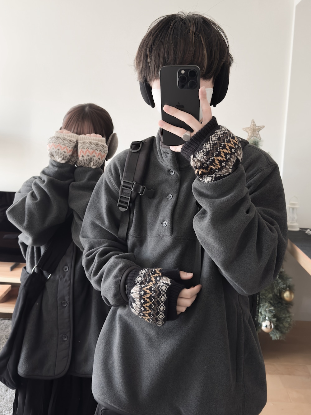 「無印良品、冬コーデ、フリース、モノトーン、休日スタイル、ショルダーバッグ、ワイドパンツ、デートコーデ、シミラールック、低身長コーデ、マイベストコーデ2024、手袋、あったかコーデ、シンプルコーデ、お出かけコーデ」｜「無印良品の紳士　素材に還るフリースプルオーバー（その他トップス、グレー系）」を使った、hopeさん（メンズ・168cm）の冬コーディネートの2枚目の写真