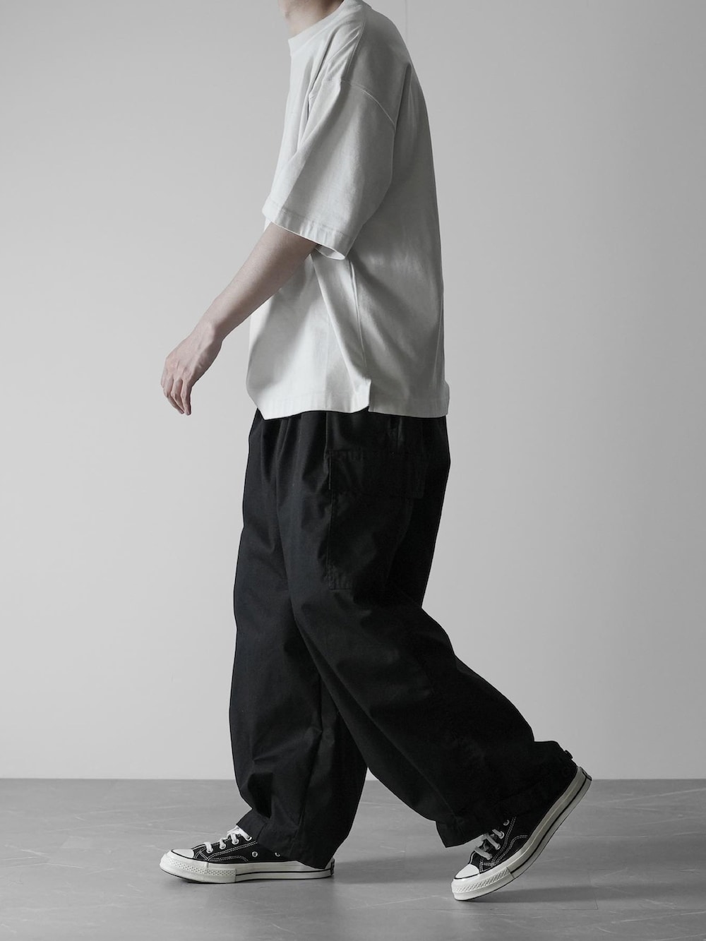 「RUUBON、ルーボン、ビッグT、カーゴパンツ、黒、converse、シンプルコーデ、シンプル、シンプルスタイル、シンプルカジュアル、春夏コーデ、モノトーンコーデ、カジュアルコーデ、ミニマル、ビッグシルエット」｜「RUUBONの【RUUBON】rustic basic big Tee / ラスティック ベーシック ビッグ Tシャツ（Tシャツ/カットソー、ホワイト系）」を使った、hopeさん（メンズ・168cm）の春コーディネートの2枚目の写真