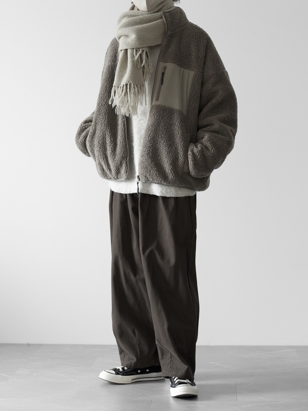 「RUUBON、ルーボン、重ね着ベストシーズン、マフラー、ボア、ボアジャケット、シャギーニット、converse、冬コーデ、秋冬コーデ、冬、シンプルコーデ、シンプル、シンプルスタイル、低身長コーデ」｜「RUUBONの【RUUBON】raschel weave soft muffler / ラッセルウェーブ ソフトマフラー（マフラー、ベージュ系）」を使った、hopeさん（メンズ・168cm）の秋コーディネートの2枚目の写真
