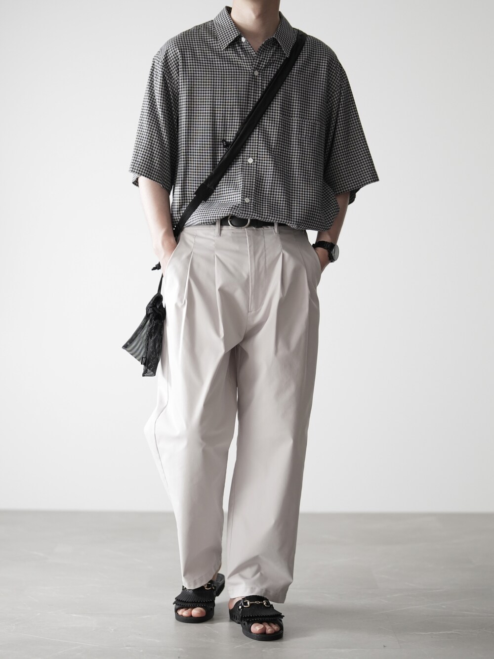 「夏コーデ、steaven alan、bench、白パンツ、チェック、チェックシャツ」｜「Steven Alanの＜Steven Alan＞ GINGHAM CHECK REGULAR COLLAR SHORT SLEEVE SHIRT/シャツ（シャツ/ブラウス、ブラック系）」を使った、hopeさん（メンズ・168cm）の夏コーディネートの3枚目の写真