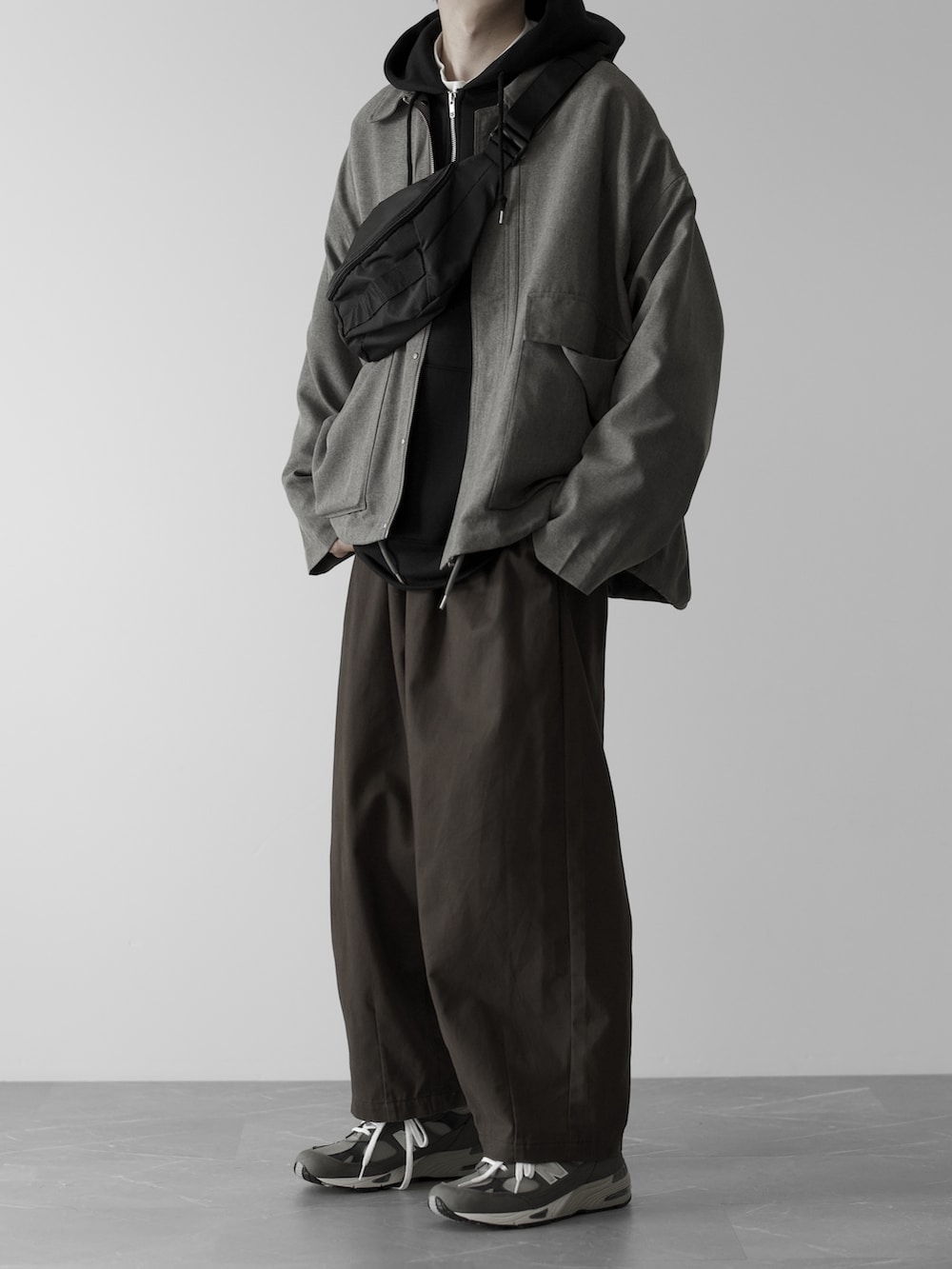 「RUUBON、ルーボン、ミリタリージャケット、ハーフジップ、パーカー、プルオーバーパーカー、ボディバッグ、ワイドパンツ、New Balance、秋冬コーデ、秋服、秋、秋コーデ、シンプルコーデ、シンプル」｜「RUUBONの【RUUBON】polyester military jacket / ポリエステル ミリタリージャケット（ブルゾン、グレー系）」を使った、hopeさん（メンズ・168cm）の秋コーディネートの5枚目の写真