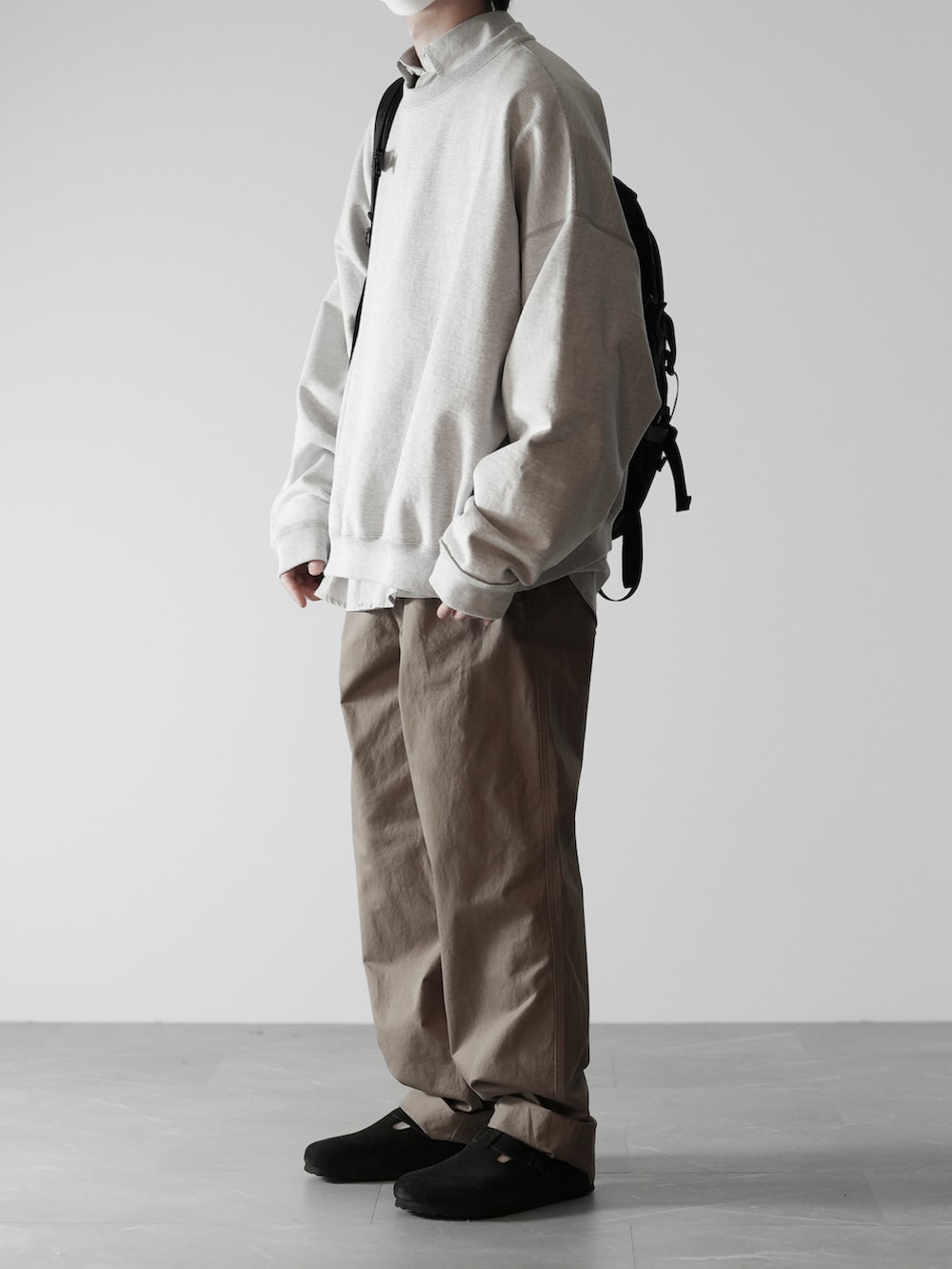 「RUUBON、ルーボン、スウェット、シャツ、チノパン、birkenstock、MARKAWARE、MHL.、リラックススタイル、ゆるコーデ、オトナカジュアル、シンプルコーデ、シンプル、シンプルスタイル、今日のコーデ」｜「markawareの【MARKAWARE / マーカウェア】HUGE SWEAT SHORT / ヒュージスウェットショート（スウェット、グレー系）」を使った、hopeさん（メンズ・168cm）の冬コーディネートの3枚目の写真