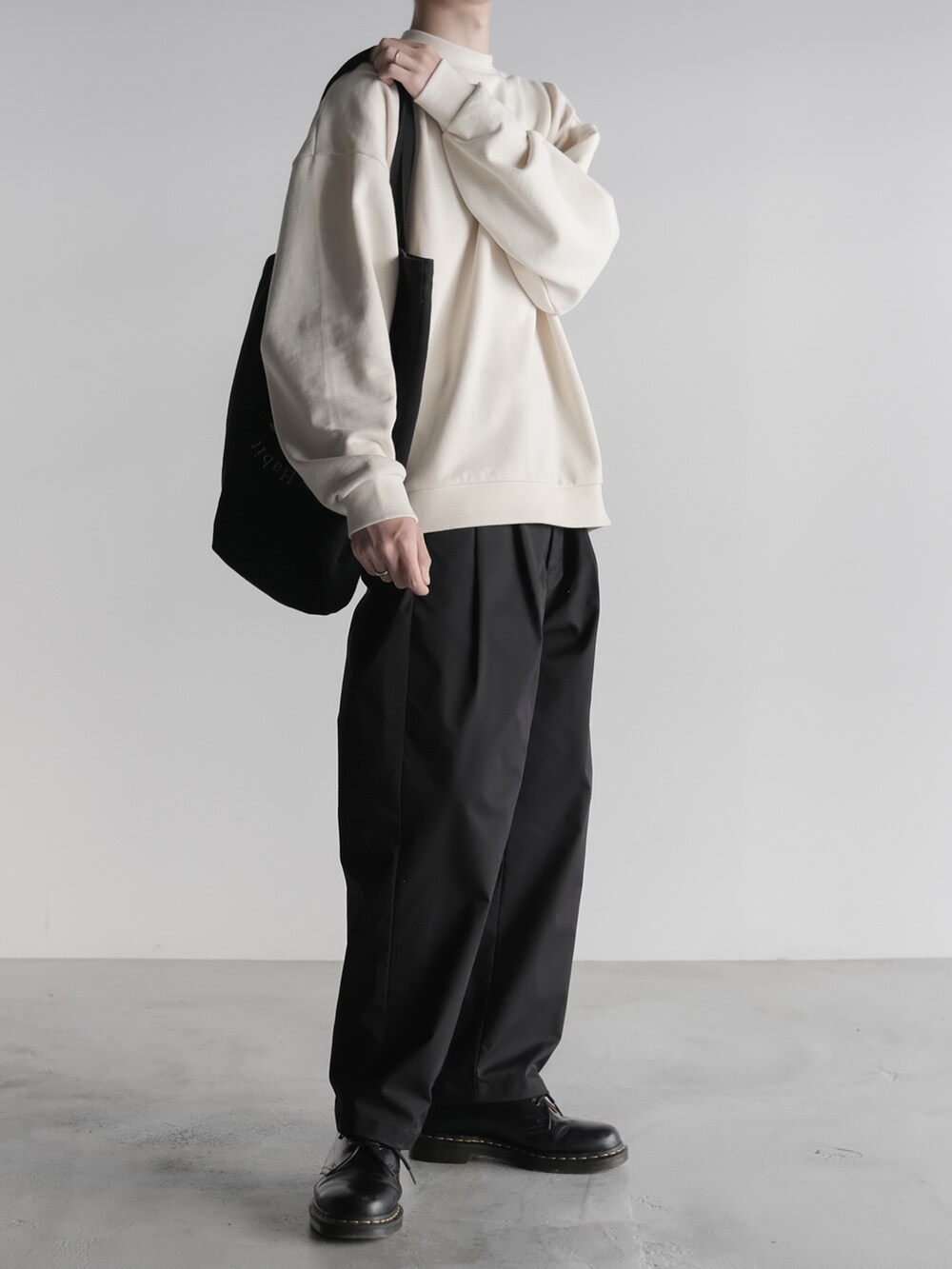 「スウェット、シンプル、シンプルコーデ、低身長コーデ、オトナカジュアル、RUUBON、ルーボン、だから秋服が好き」｜「RUUBONの【RUUBON】wide crew neck sweat / ワイドクルーネックスウェット（スウェット、ホワイト系）」を使った、hopeさん（メンズ・168cm）の秋コーディネートの3枚目の写真