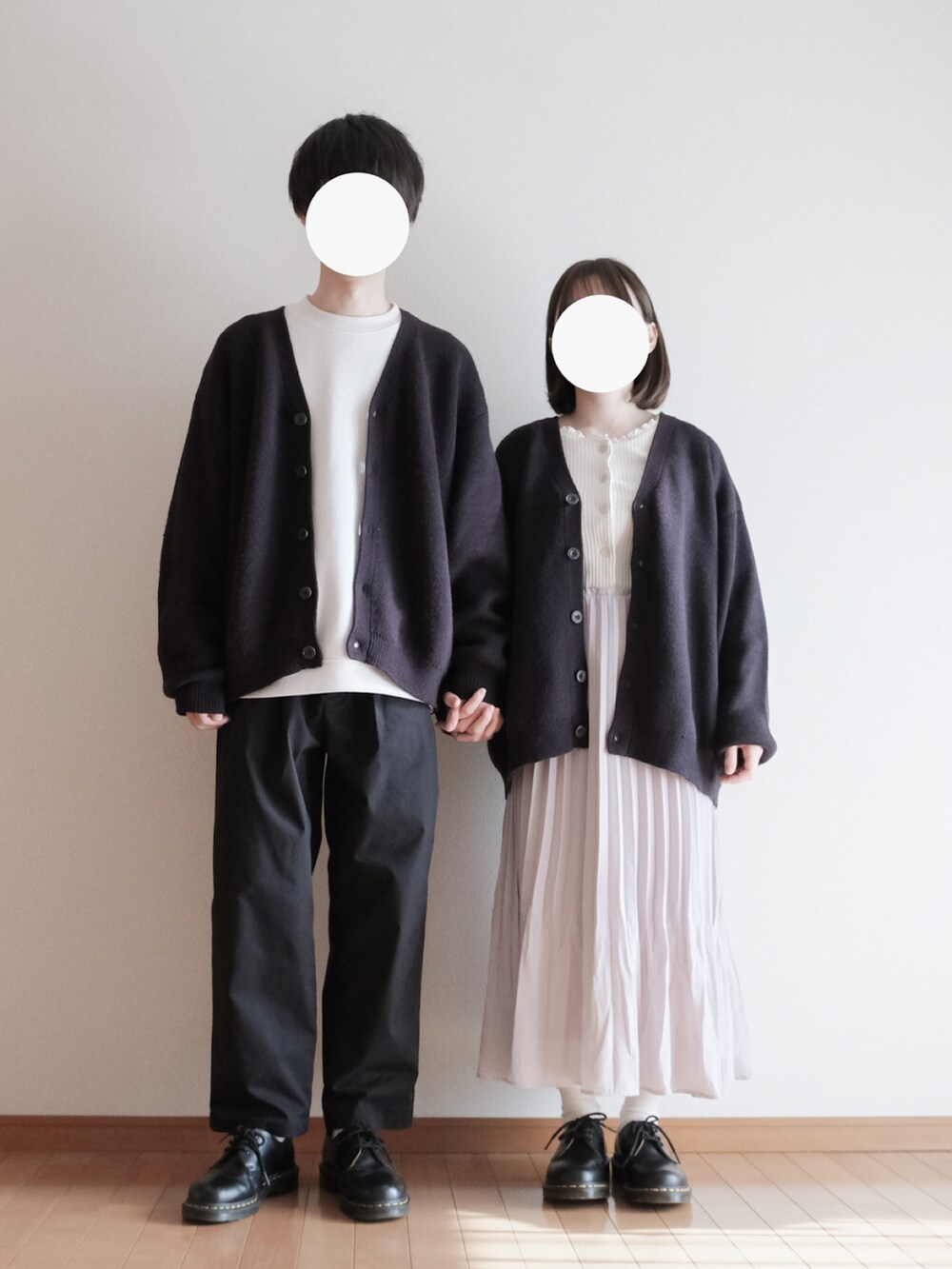 「カーディガン、スウェット、シンプル、レイヤード、休日スタイル、革靴、秋服、ディズニーコーデ、カップルコーデ、ドクターマーチン3ホール、シミラールック、RUUBON、ルーボン」｜「RUUBONの【RUUBON】rustic heavy weight cardigan / ラスティック ヘビーウエイト カーディガン（カーディガン/ボレロ、ブルー系）」を使った、hopeさん（メンズ・168cm）の秋コーディネートの2枚目の写真
