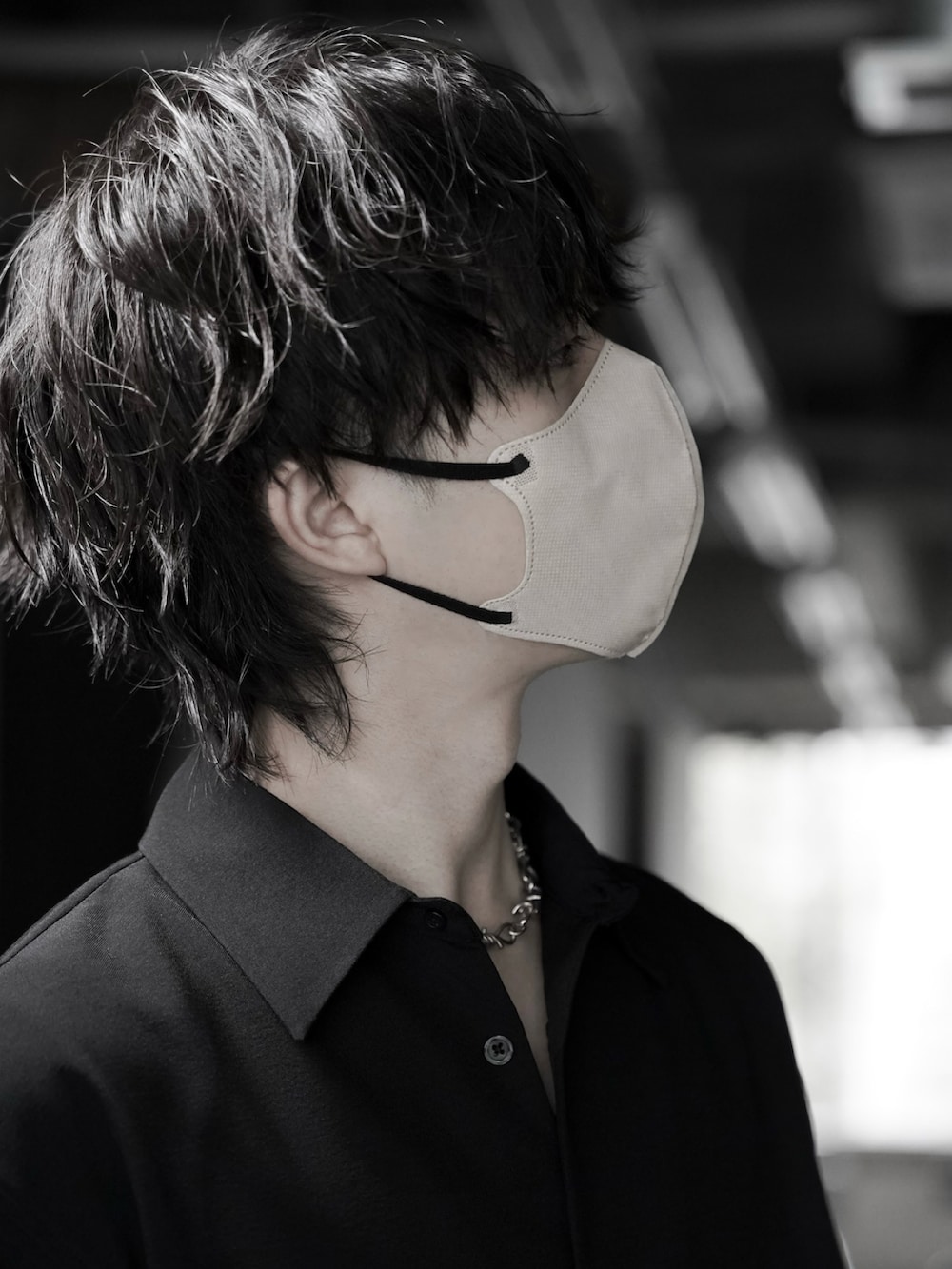 ブラック系のシャツ/ブラウス、ブラック系のスニーカー、グレー系のパンツを着用したメンズの春コーディネートの5枚目の写真