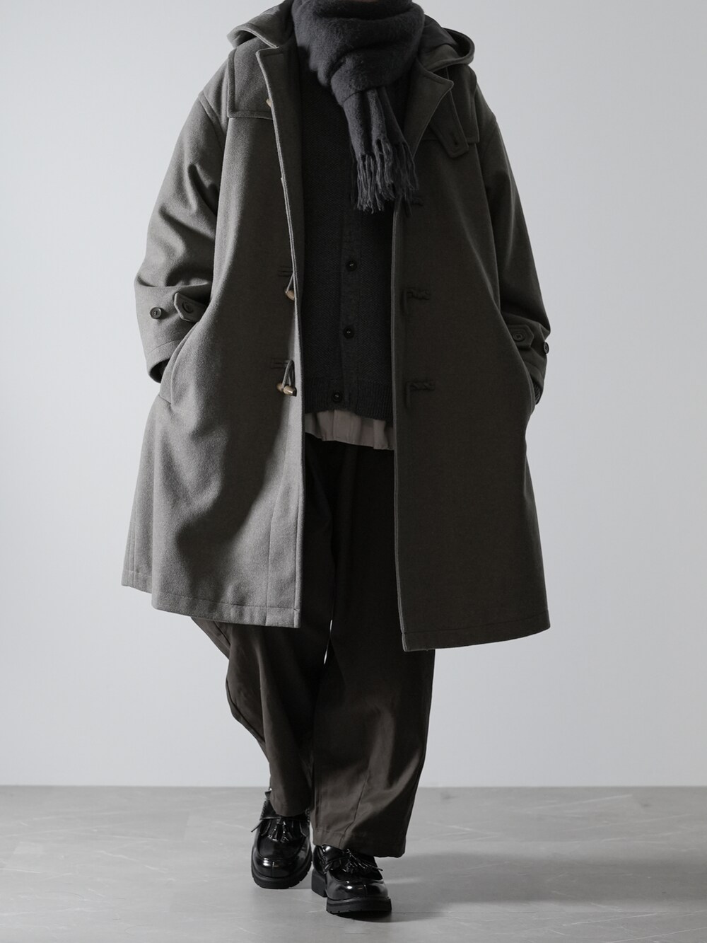 「WEARハロウィン2022、マフラー、コート、ダッフルコート、ローファー、RUUBON」｜「RUUBONの【RUUBON】melton volume duffle coat / メルトン ボリュームダッフルコート（ダッフルコート、グレー系）」を使った、hopeさん（メンズ・168cm）の秋コーディネートの4枚目の写真