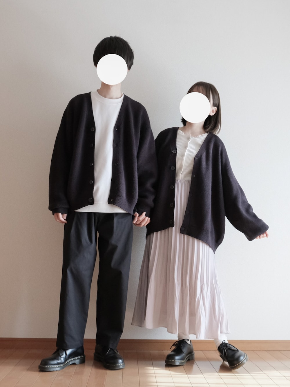「カーディガン、スウェット、シンプル、レイヤード、休日スタイル、革靴、秋服、ディズニーコーデ、カップルコーデ、ドクターマーチン3ホール、シミラールック、RUUBON、ルーボン」｜「RUUBONの【RUUBON】rustic heavy weight cardigan / ラスティック ヘビーウエイト カーディガン（カーディガン/ボレロ、ブルー系）」を使った、hopeさん（メンズ・168cm）の秋コーディネートの3枚目の写真