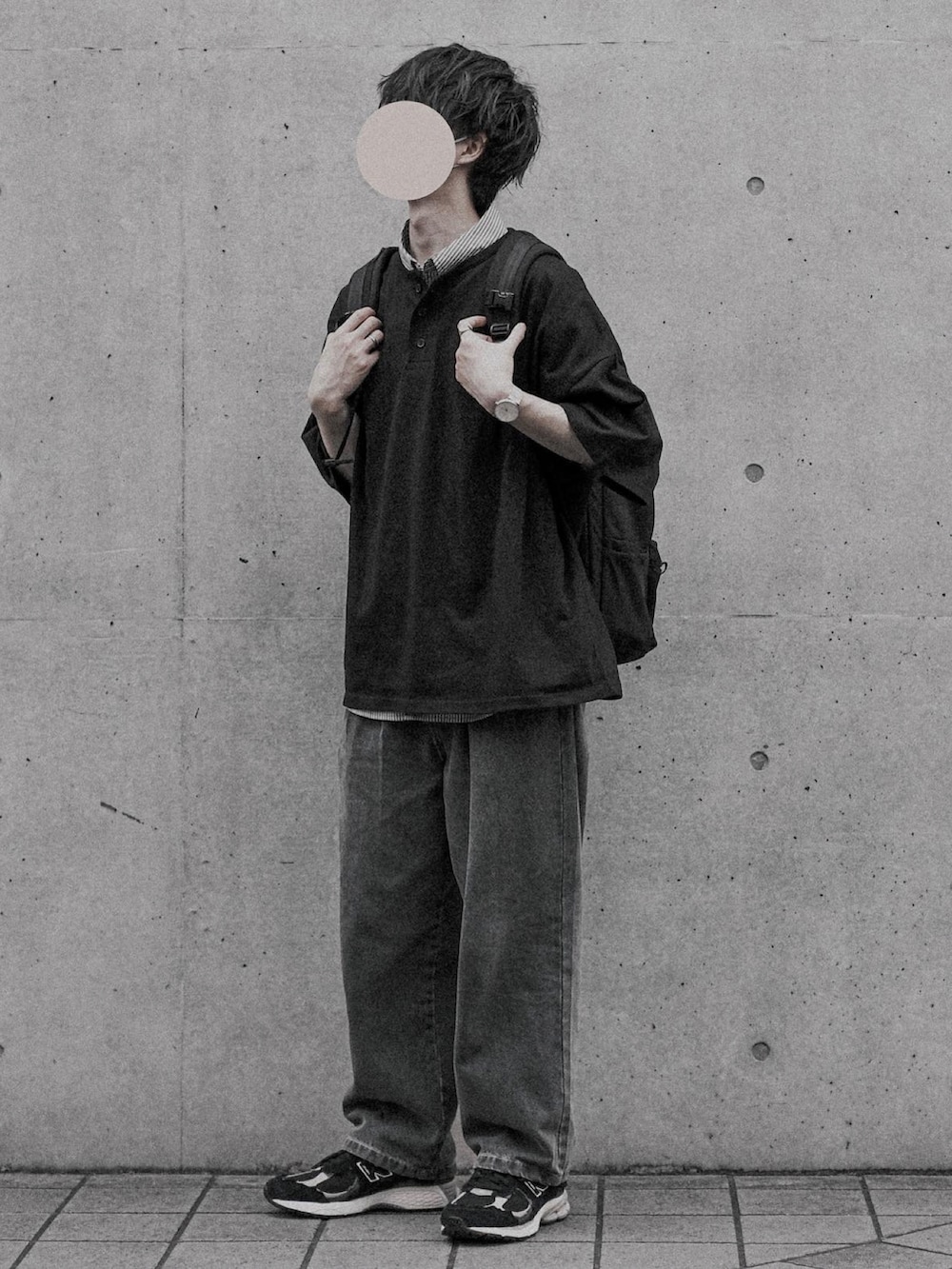 「RUUBON、ルーボン、ヘンリーネック、ビッグシルエット、今日のコーデ、デニム、New Balance、レイヤードスタイル、夏コーデ、夏、シンプルコーデ、シンプル、シンプルスタイル、ストライプシャツ、ゆるコーデ」｜「RUUBONの【RUUBON】relax henry neck Tee / リラックス ヘンリーネック Tシャツ（Tシャツ/カットソー、ブラック系）」を使った、hopeさん（メンズ・168cm）の夏コーディネートの3枚目の写真