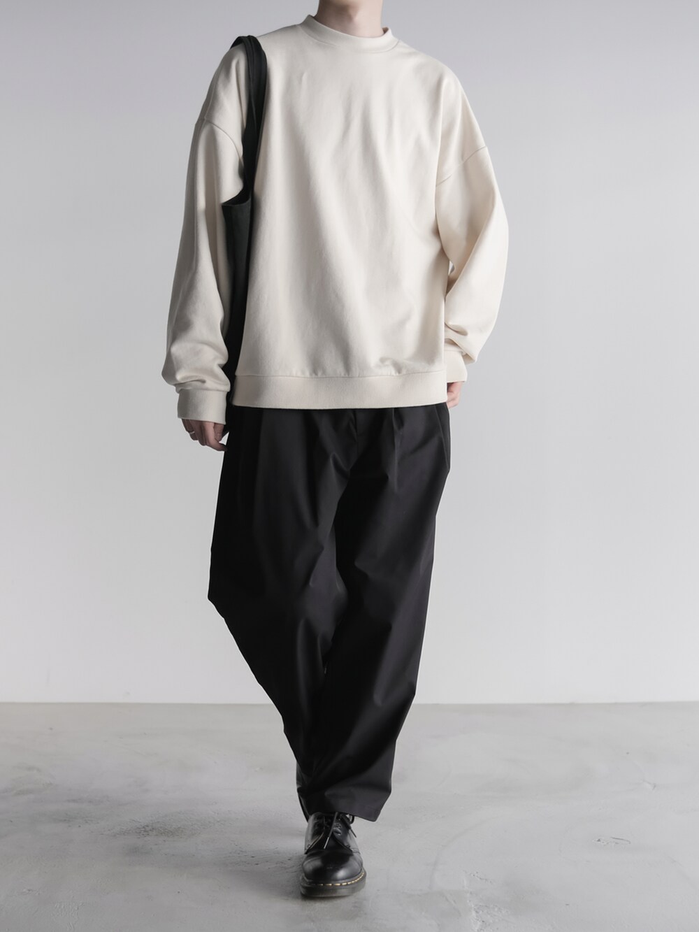 「スウェット、シンプル、シンプルコーデ、低身長コーデ、オトナカジュアル、RUUBON、ルーボン、だから秋服が好き」｜「RUUBONの【RUUBON】wide crew neck sweat / ワイドクルーネックスウェット（スウェット、ホワイト系）」を使った、hopeさん（メンズ・168cm）の秋コーディネートの2枚目の写真