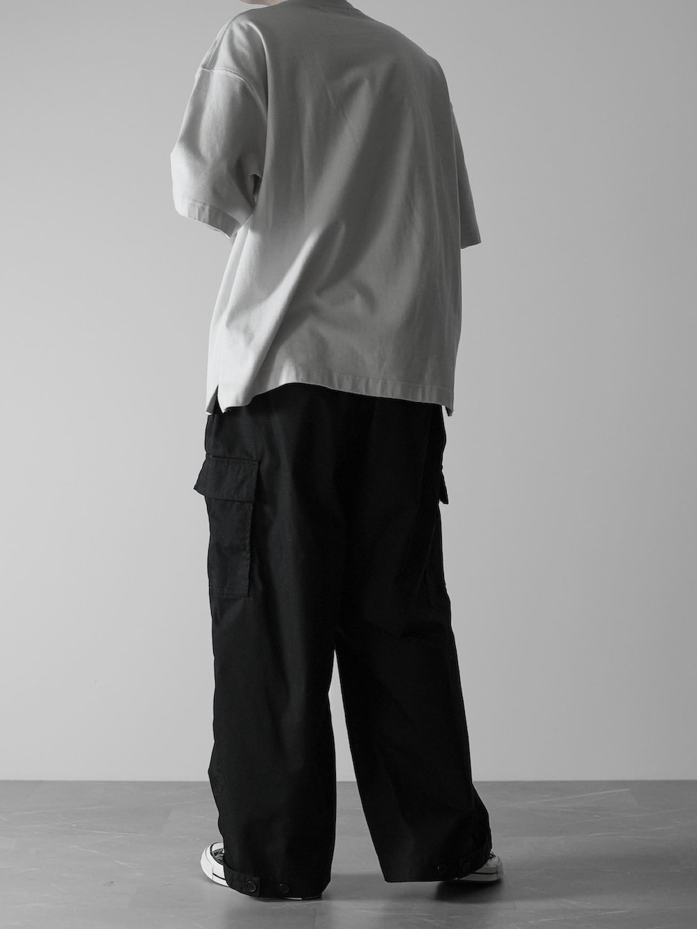「RUUBON、ルーボン、ビッグT、カーゴパンツ、黒、converse、シンプルコーデ、シンプル、シンプルスタイル、シンプルカジュアル、春夏コーデ、モノトーンコーデ、カジュアルコーデ、ミニマル、ビッグシルエット」｜「RUUBONの【RUUBON】rustic basic big Tee / ラスティック ベーシック ビッグ Tシャツ（Tシャツ/カットソー、ホワイト系）」を使った、hopeさん（メンズ・168cm）の春コーディネートの3枚目の写真
