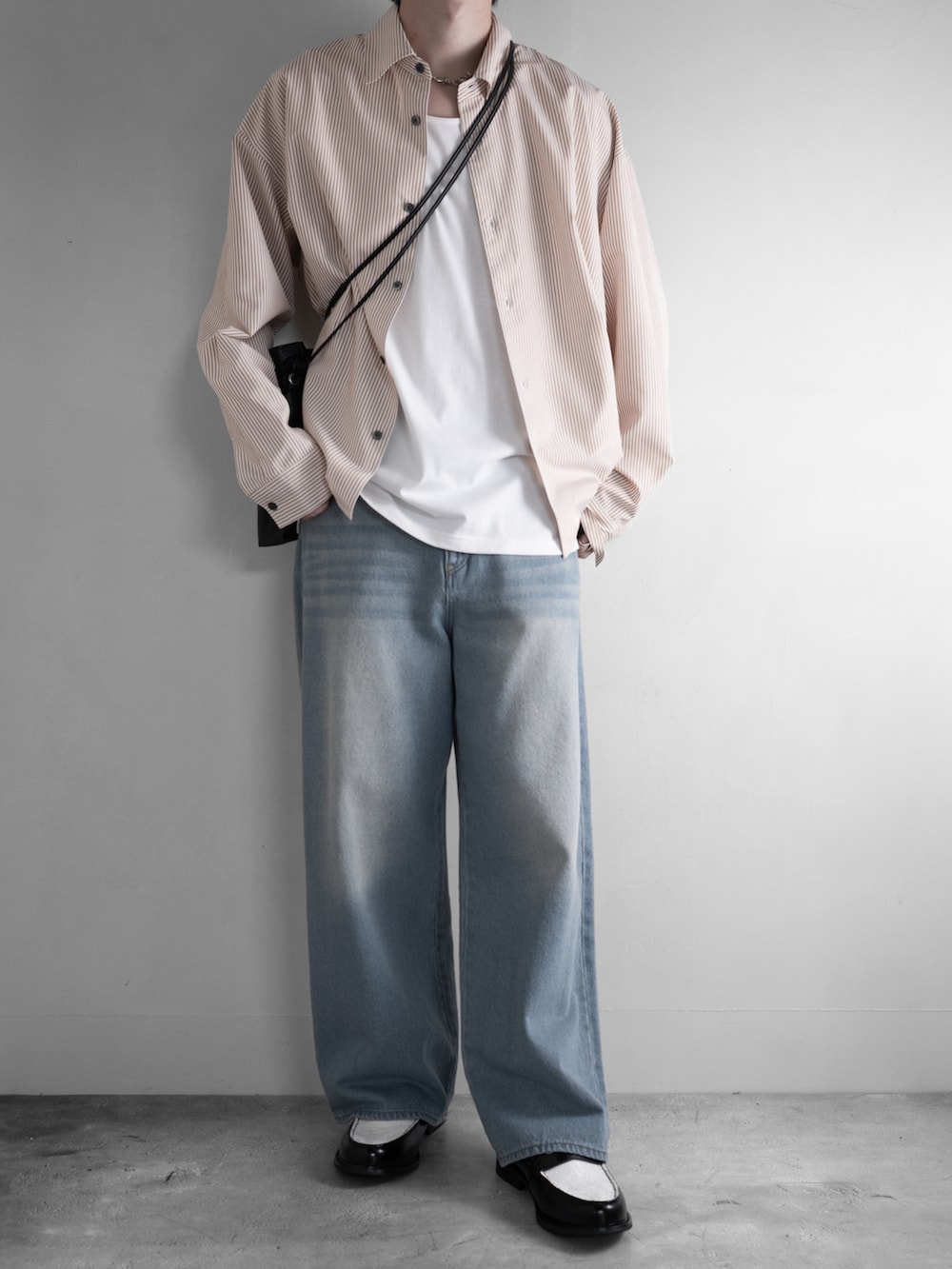 ホワイト系のシャツ/ブラウス、ブルー系のデニムパンツ、ブラック系のローファーを着用したメンズの夏コーディネートの2枚目の写真