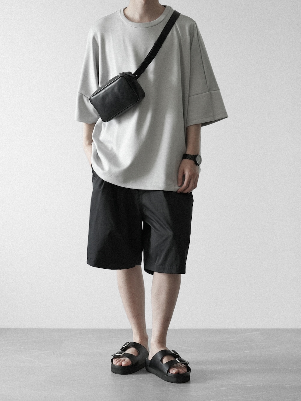 グレー系のTシャツ/カットソー、ブラック系のその他パンツ、ブラック系のサンダルを着用したメンズの夏コーディネートの3枚目の写真