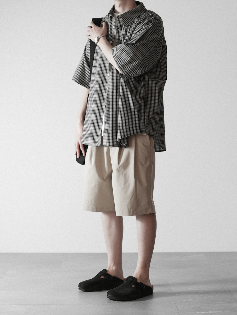 「RUUBON、ルーボン、シャツ、シャツスタイル、ハーフパンツ、ショートパンツ、ショルダーバッグ、birkenstock、シンプルコーデ、シンプル、シンプルスタイル、夏コーデ、夏、リラックススタイル、休日コーデ」｜「RUUBONの【RUUBON】half sleeve broad shirt / ハーフスリーブ ブロードシャツ（シャツ/ブラウス、ホワイト系）」を使った、hopeさん（メンズ・168cm）の春コーディネートの3枚目の写真