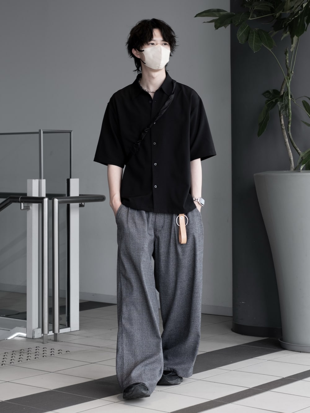 ブラック系のシャツ/ブラウス、ブラック系のスニーカー、グレー系のパンツを着用したメンズの春コーディネートの2枚目の写真