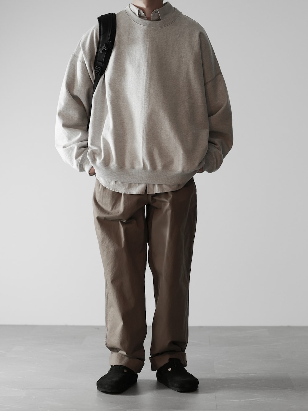 「RUUBON、ルーボン、スウェット、シャツ、チノパン、birkenstock、MARKAWARE、MHL.、リラックススタイル、ゆるコーデ、オトナカジュアル、シンプルコーデ、シンプル、シンプルスタイル、今日のコーデ」｜「markawareの【MARKAWARE / マーカウェア】HUGE SWEAT SHORT / ヒュージスウェットショート（スウェット、グレー系）」を使った、hopeさん（メンズ・168cm）の冬コーディネートの4枚目の写真
