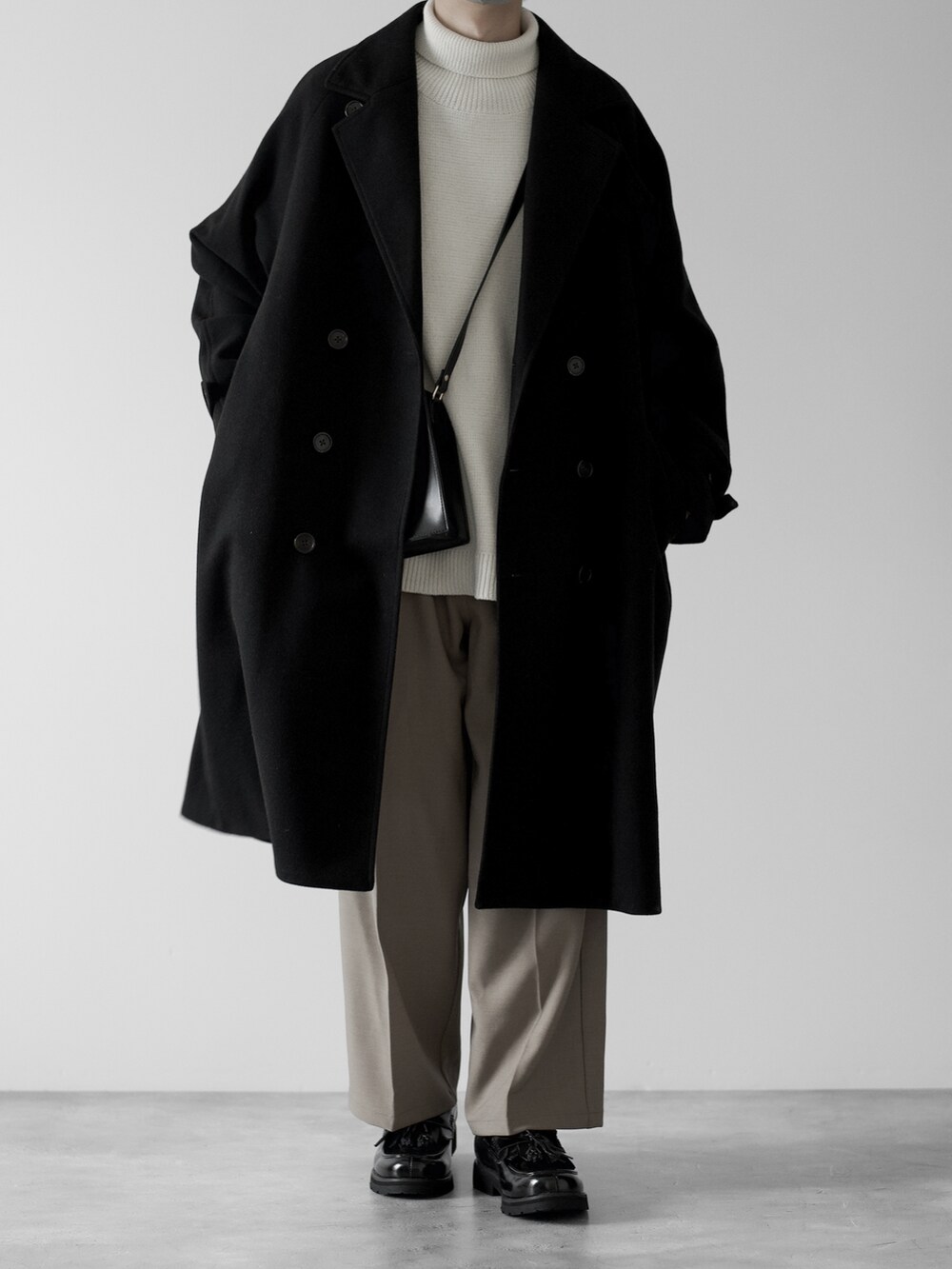「ルーボン、ファッションを楽しもう、RUUBON、スラックス」｜「RUUBONの【RUUBON】 melton double chester coat / メルトン ダブル チェスターコート（チェスターコート、ブラック系）」を使った、hopeさん（メンズ・168cm）の秋コーディネートの2枚目の写真