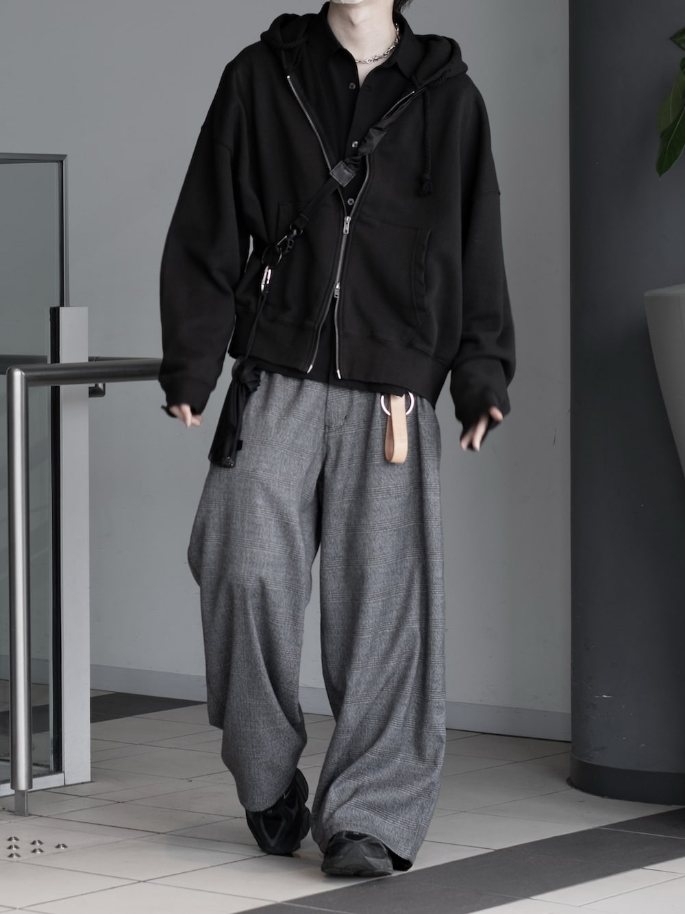 ブラック系のシャツ/ブラウス、ブラック系のスニーカー、グレー系のパンツを着用したメンズの春コーディネートの3枚目の写真