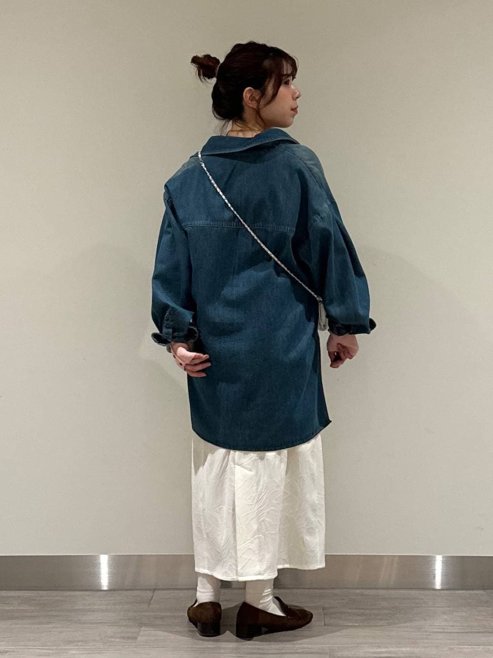 ブラウン系のローファー、ピンク系のニット/セーター、ホワイト系のワンピースを着用したレディースの春コーディネートの4枚目の写真