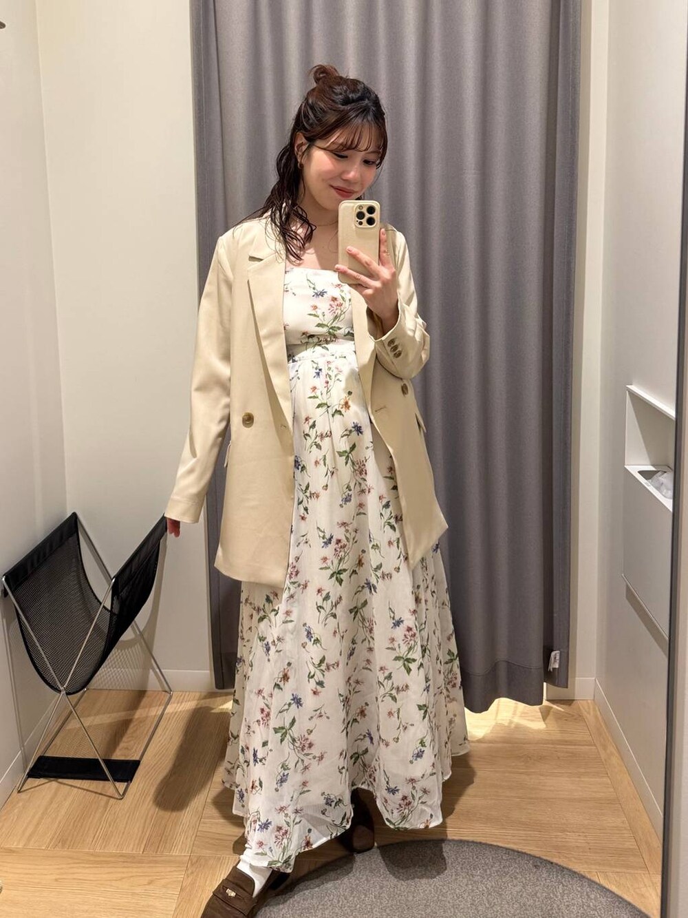 ホワイト系のキャミソール、ホワイト系のワンピース、ベージュ系のテーラードジャケットを着用したレディースの春コーディネートの6枚目の写真