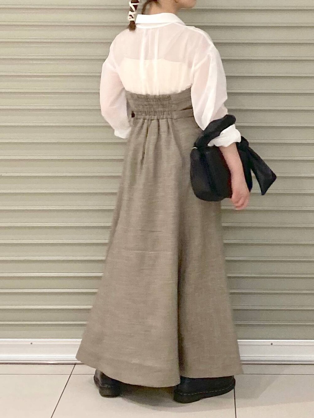 ベージュ系のワンピース、ベージュ系のハットを着用したレディースの秋コーディネートの3枚目の写真