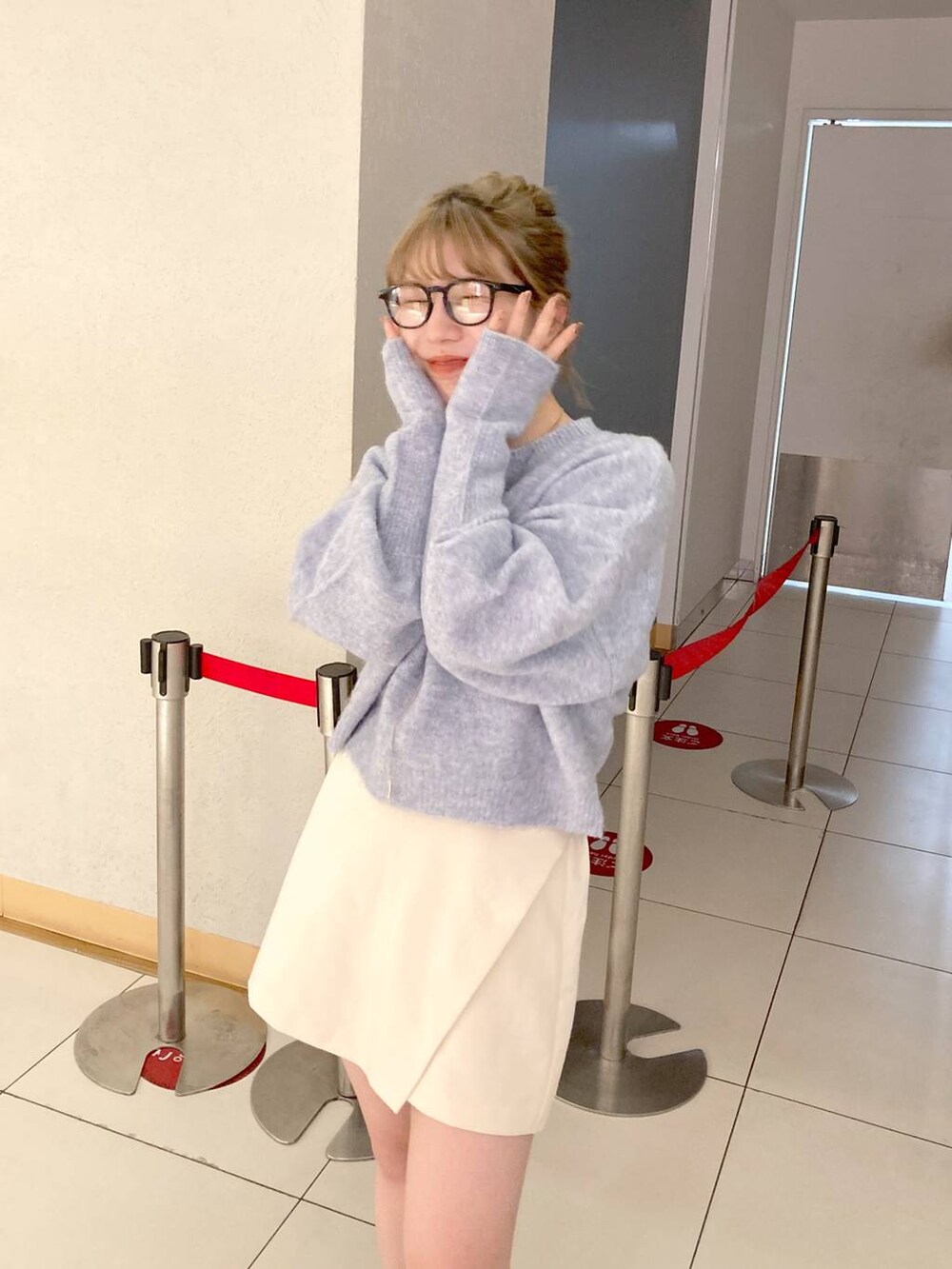 ブラック系のブーツ、ブルー系のニット/セーターを着用したレディースの秋コーディネートの4枚目の写真