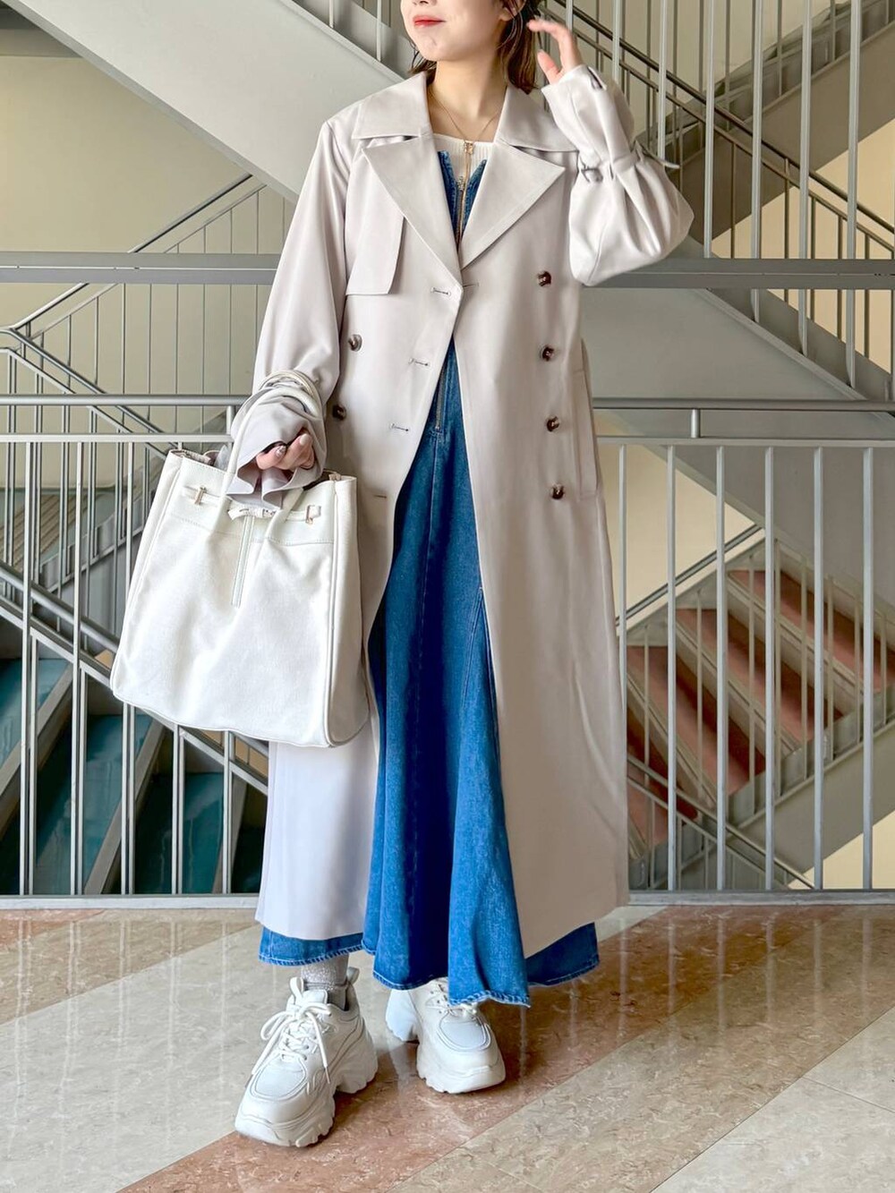 ホワイト系のトートバッグ、ホワイト系のTシャツ/カットソー、ホワイト系のスニーカーを着用したレディースの冬コーディネートの5枚目の写真