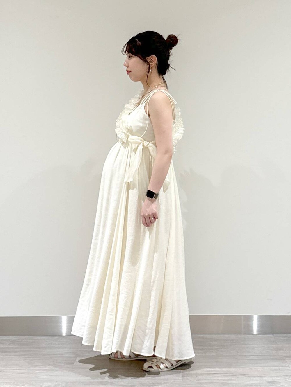 ホワイト系のワンピース、ピンク系のショルダーバッグを着用したレディースの夏コーディネートの3枚目の写真