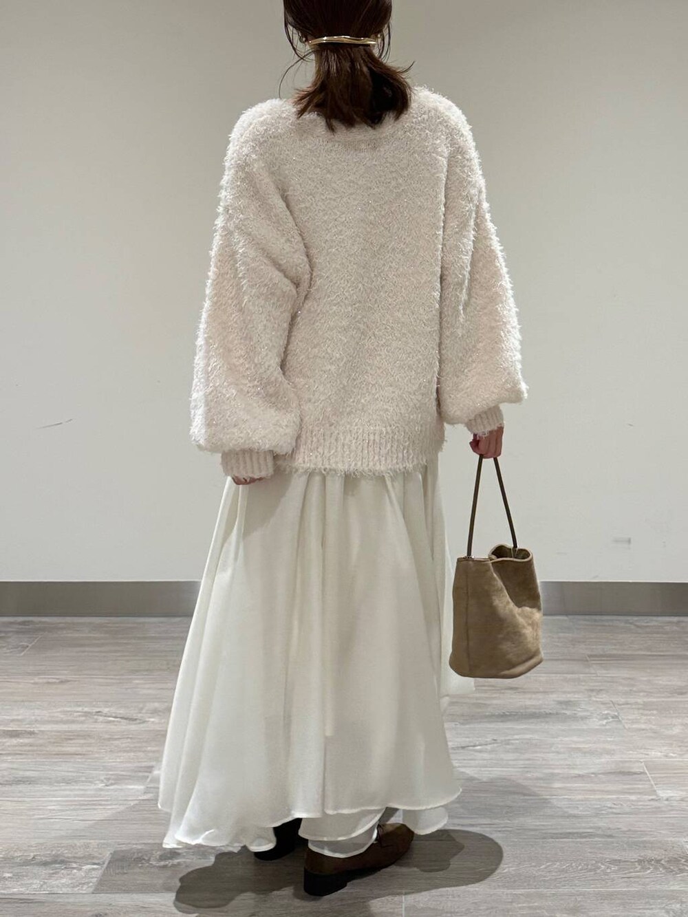 ホワイト系のカーディガン/ボレロ、ホワイト系のスカート、ブラウン系のローファーを着用したレディースの秋コーディネートの4枚目の写真