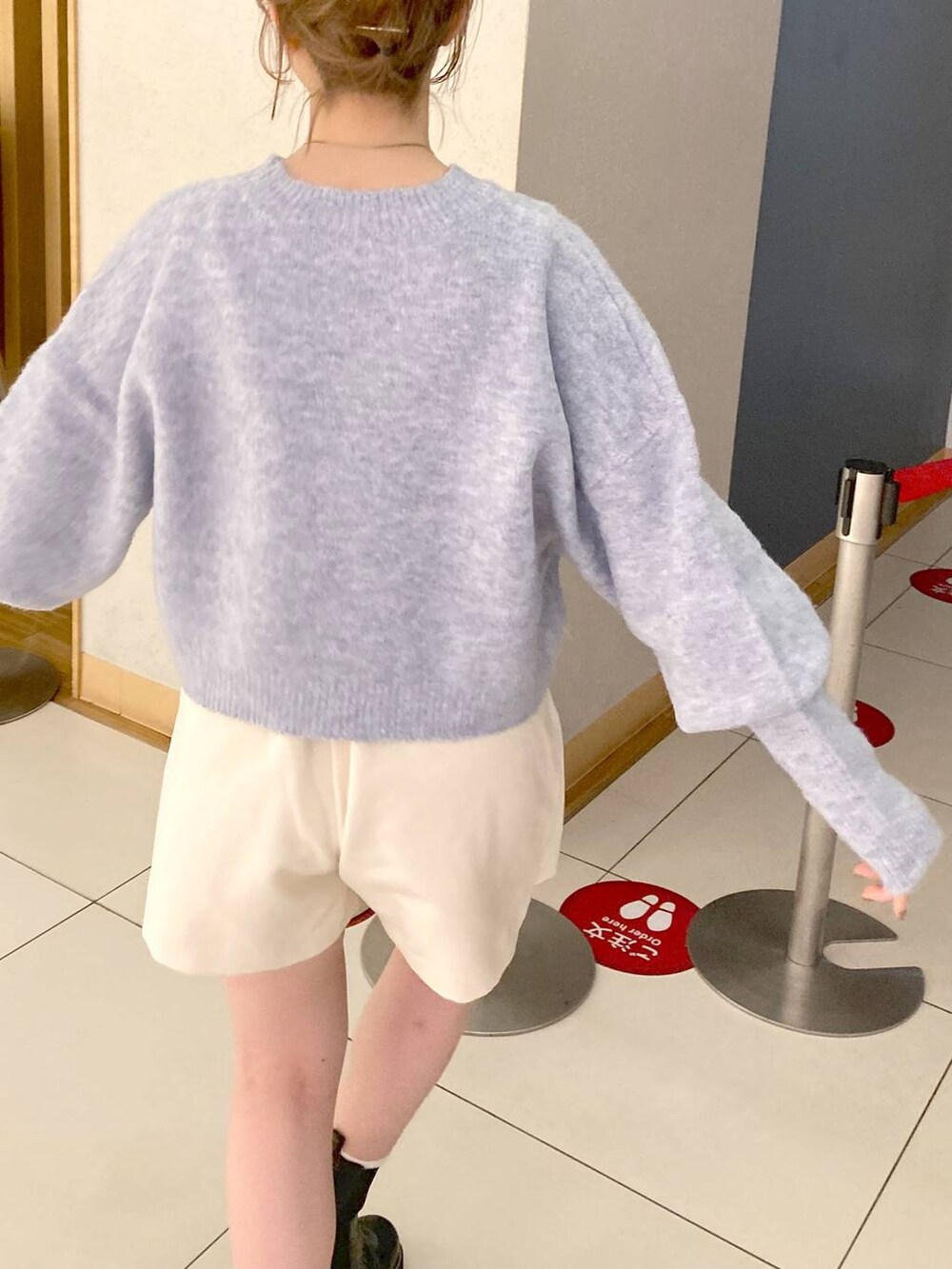 ブラック系のブーツ、ブルー系のニット/セーターを着用したレディースの秋コーディネートの3枚目の写真