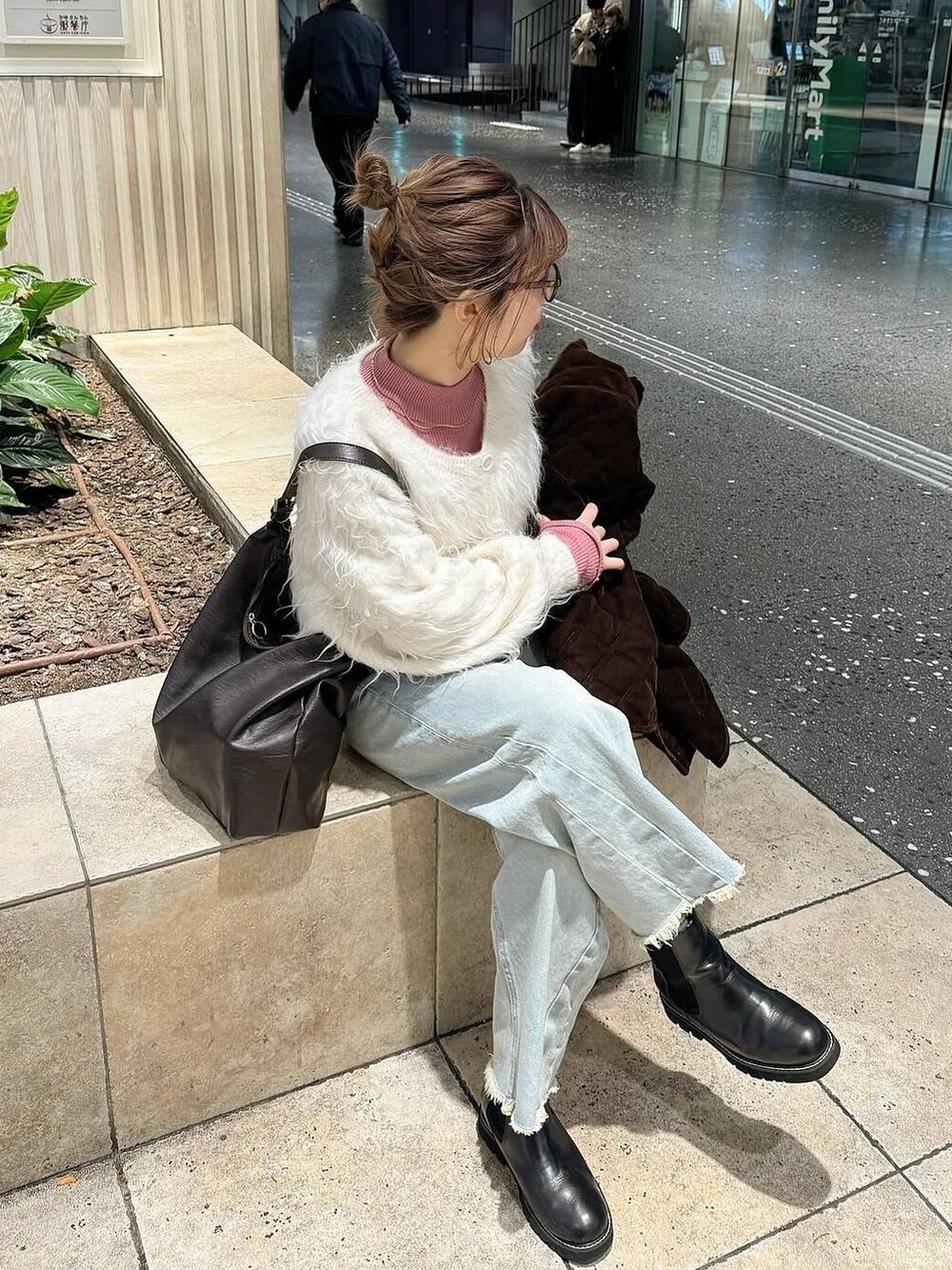 ホワイト系のカーディガン/ボレロ、ピンク系のニット/セーター、ゴールド系のネックレスを着用したレディースの冬コーディネートの5枚目の写真