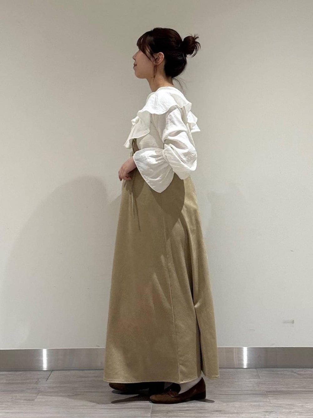 ブラウン系のローファー、ホワイト系のシャツ/ブラウス、ベージュ系のワンピースを着用したレディースの春コーディネートの3枚目の写真