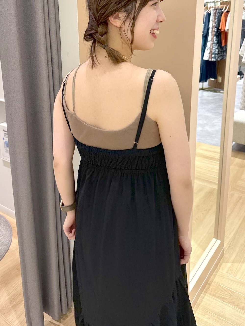 ブラック系のワンピース、ホワイト系のスニーカーを着用したレディースの夏コーディネートの4枚目の写真