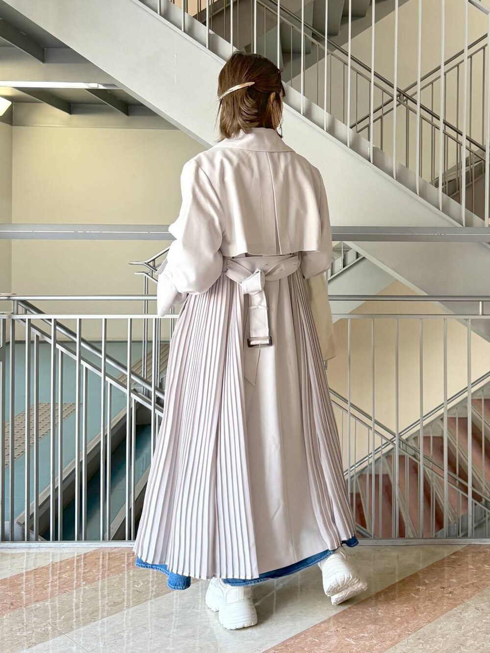 ホワイト系のトートバッグ、ホワイト系のTシャツ/カットソー、ホワイト系のスニーカーを着用したレディースの冬コーディネートの4枚目の写真