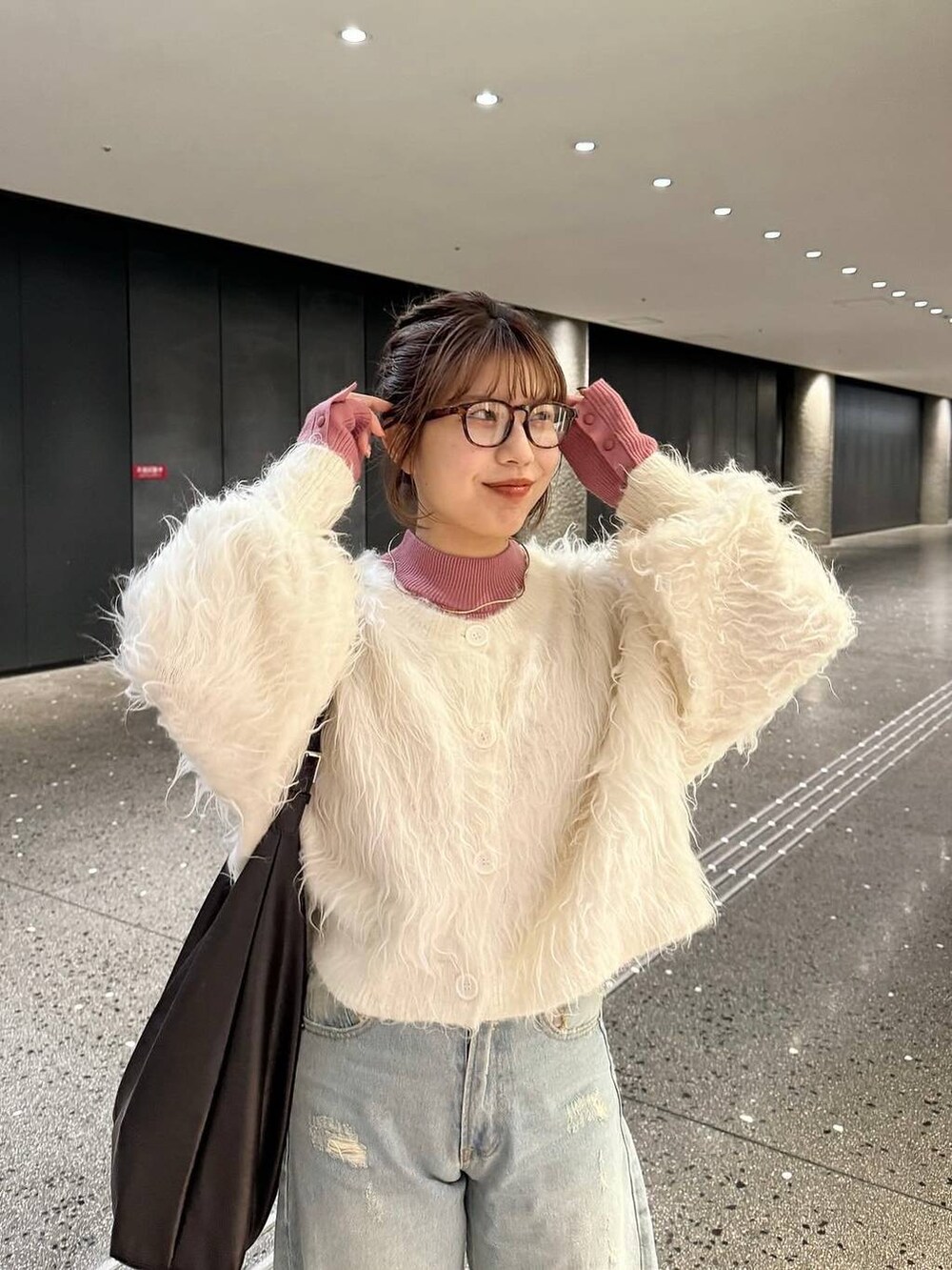 ホワイト系のカーディガン/ボレロ、ピンク系のニット/セーター、ゴールド系のネックレスを着用したレディースの冬コーディネートの2枚目の写真